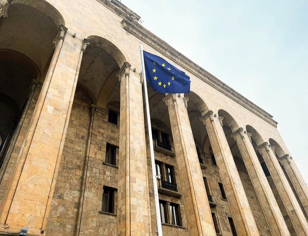 საპატრულო პოლიციის თანამშრომლებმა პარლამენტის წინ ევროკავშირის დროშა აღმართეს