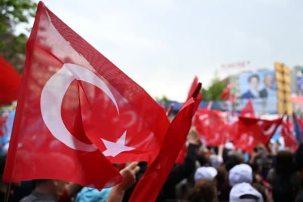 ბიულეტენების 15%-ის დათვლის შემდეგ ერდოღანს 56,67% აქვს, ქილიჩდაროღლუს – 37,40%