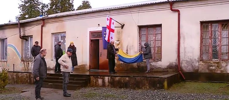 წალენჯიხაში უცნობმა პირმა ადმინისტრაციული შენობიდან უკრაინის დროშა ჩამოხსნა და დაწვა სცადა