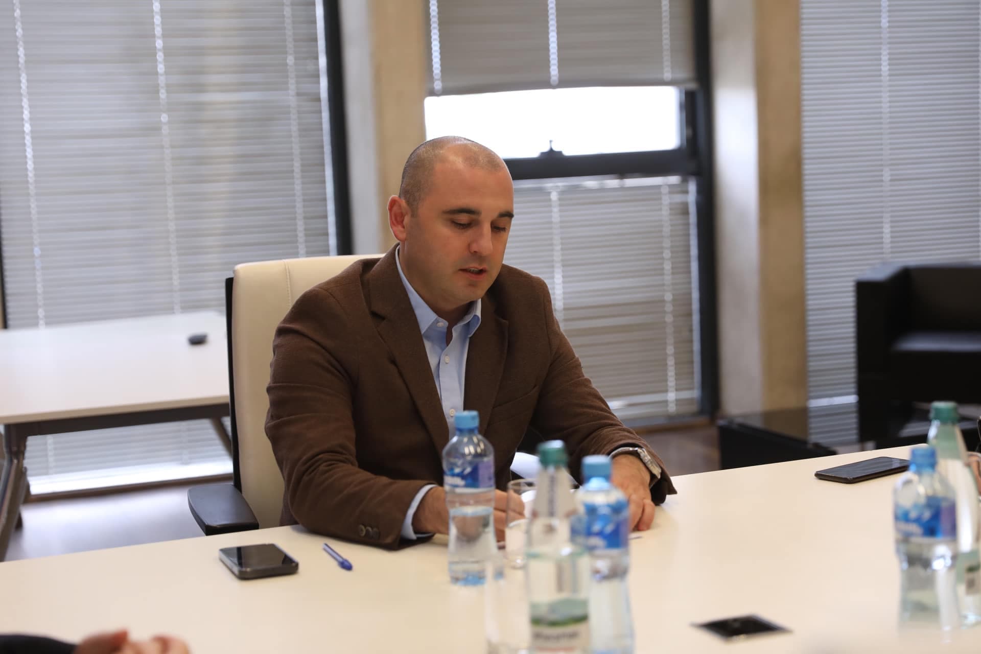 Frontnews image description