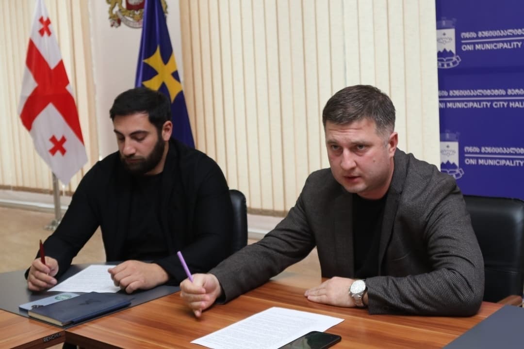 ონის მუნიციპალიტეტის მერმა ინფრასტრუქტურულ ობიექტებზე მიმდინარე სამუშაოების შემსრულებელი კომპანიების ხელმძღვანელებთან შეხვედრა გამართა