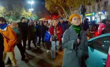 “ქართული ოცნების” ცენტრალურ ოფისთან შეკრებილები პარლამენტთან მიმდინარე აქციას შეუერთდებიან