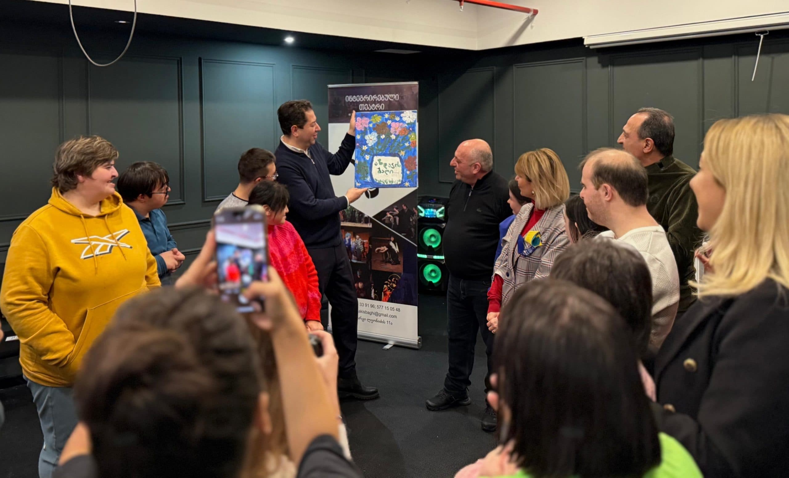 Frontnews image description