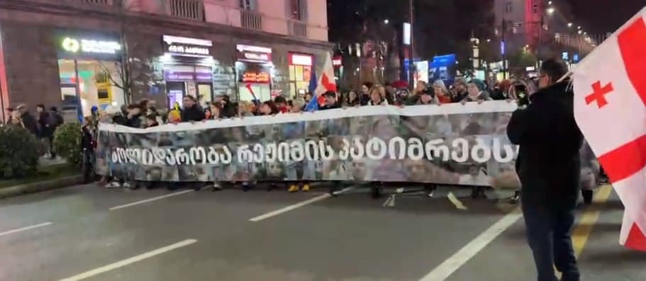 თსუდან რუსთაველის გამზირისკენ მსვლელობა იმართება