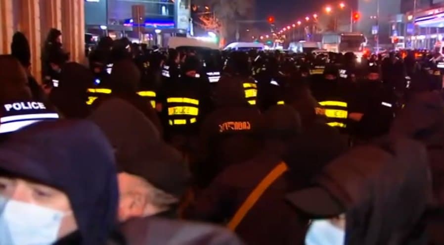 მოსამართლეები რესტორანს პოლიციის კორდონის დახმარებით ტოვებენ