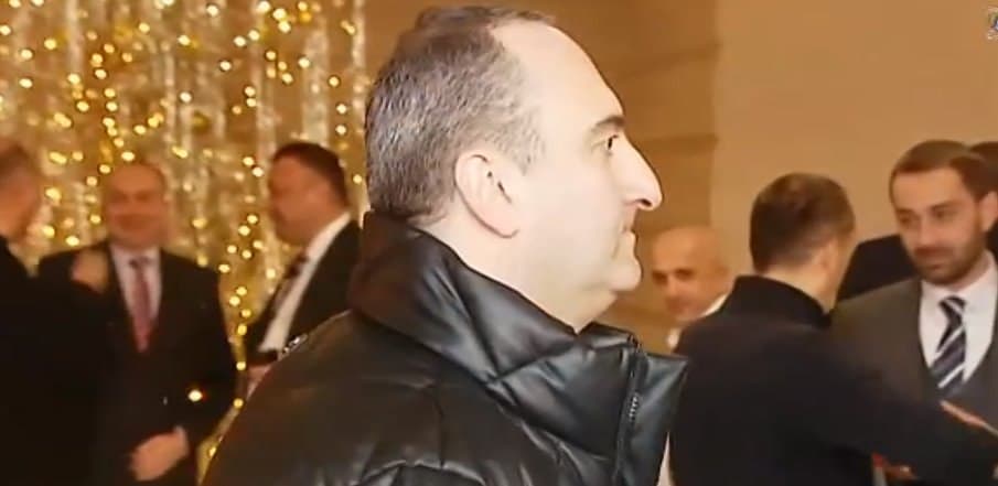 მოსამართლეები პროტესტის ფონზე რესტორანში, წვეულებაზე იკრიბებიან