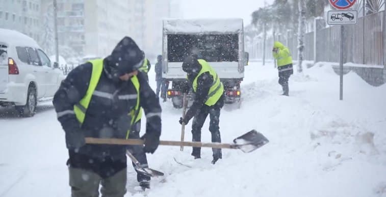 არჩილ ჩიქოვანი – როგორც ცენტრალური, ასევე მეორადი ქუჩების გაწმენდითი სამუშაოები 24-საათიან რეჟიმში მიმდინარეობს
