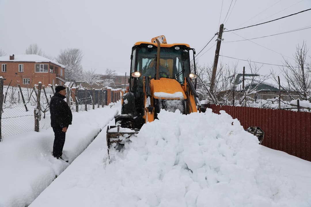 ზესტაფონის მუნიციპალიტეტში თოვლის სახით მოსული უხვი ნალექისგან ქალაქისა და სოფლის გზების გაწმენდა აქტიურად მიმდინარეობს