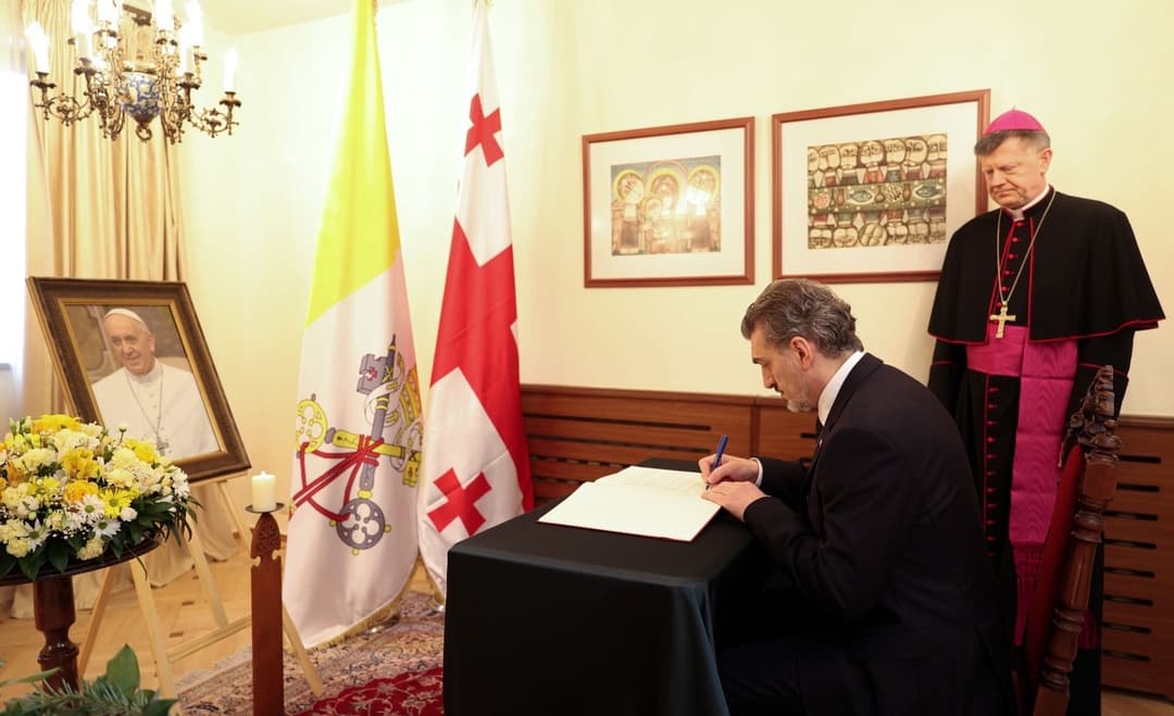 მიხეილ ყაველაშვილმა საქართველოში ვატიკანის საელჩოში გახსნილ სამძიმრის წიგნში ჩანაწერი გააკეთა