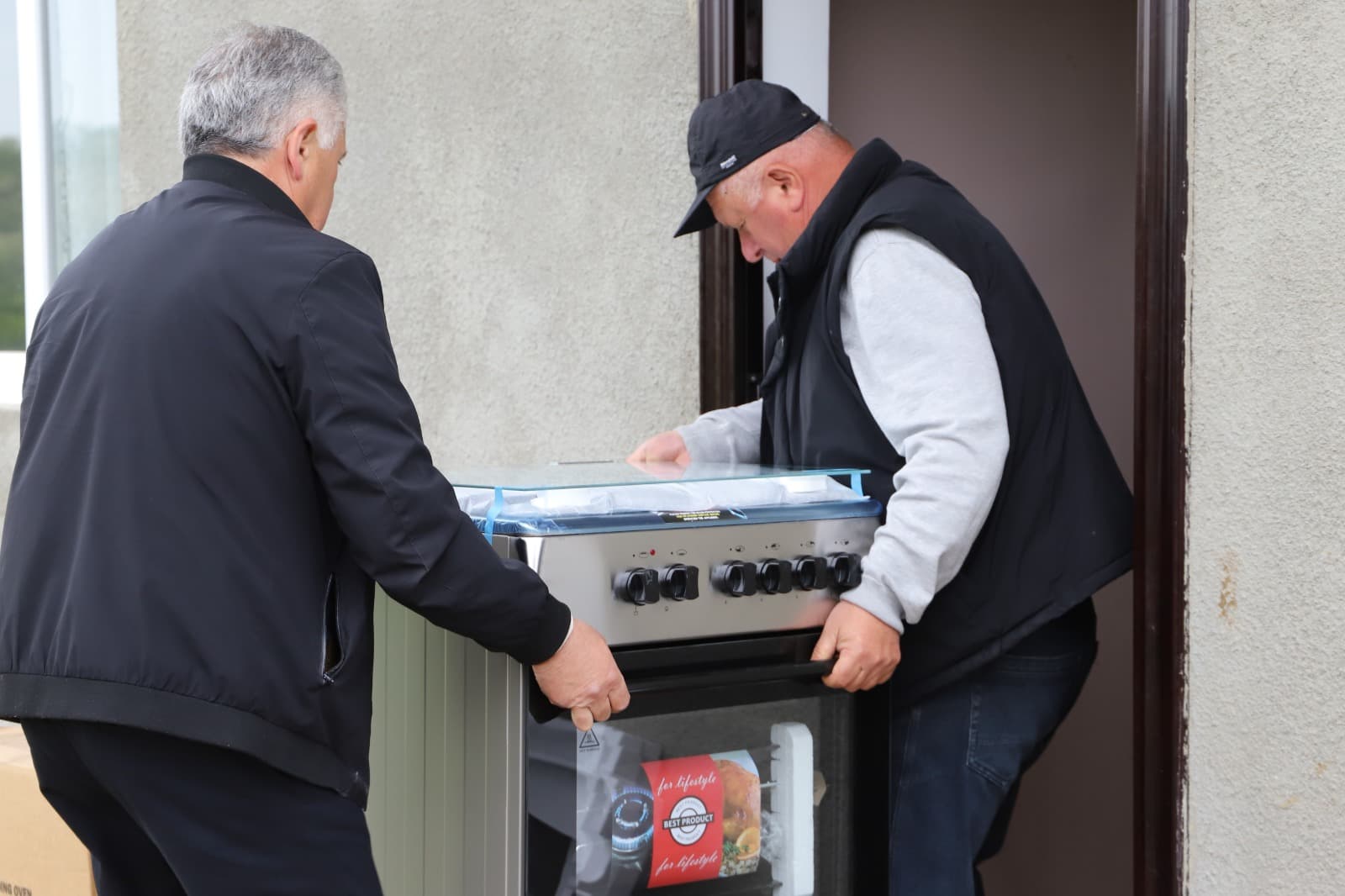 <p style="text-align: justify">თერჯოლაში მრავალშვილიან ოჯახებს საყოფაცხოვრებო ნივთები გადასცეს.</p><p style="text-align: justify">მუნიციპალიტეტის მერიის ინფორმაციით, სოციალური აქცია მუნიციპალიტეტის მერიის მხარდაჭერით და ბავშვთა დაცვისა და ზრუნვის განყოფილების ორგანიზებით განხორციელდა.</p><p style="text-align: justify">თერჯოლის მუნიციპალიტეტის მერმა მანუჩარ რობაქიძემ, საკრებულოს თავმჯდომარის მოადგილე დავით გოგბერაშვილთან ერთად, ბენეფიციარებს ტექნიკა და ავეჯი გადასცა.</p><p style="text-align: justify">თერჯოლის მუნიციპალიტეტში აღნიშნული სოციალურად დაუცველი მოქალაქეების საცხოვრებელი პირობების გაუმჯობესების მიზნით, მხარდაჭერის პროგრამა მესამე წელია, მოქმედებს და დახმარება 60-მდე ოჯახს გაეწია.</p>