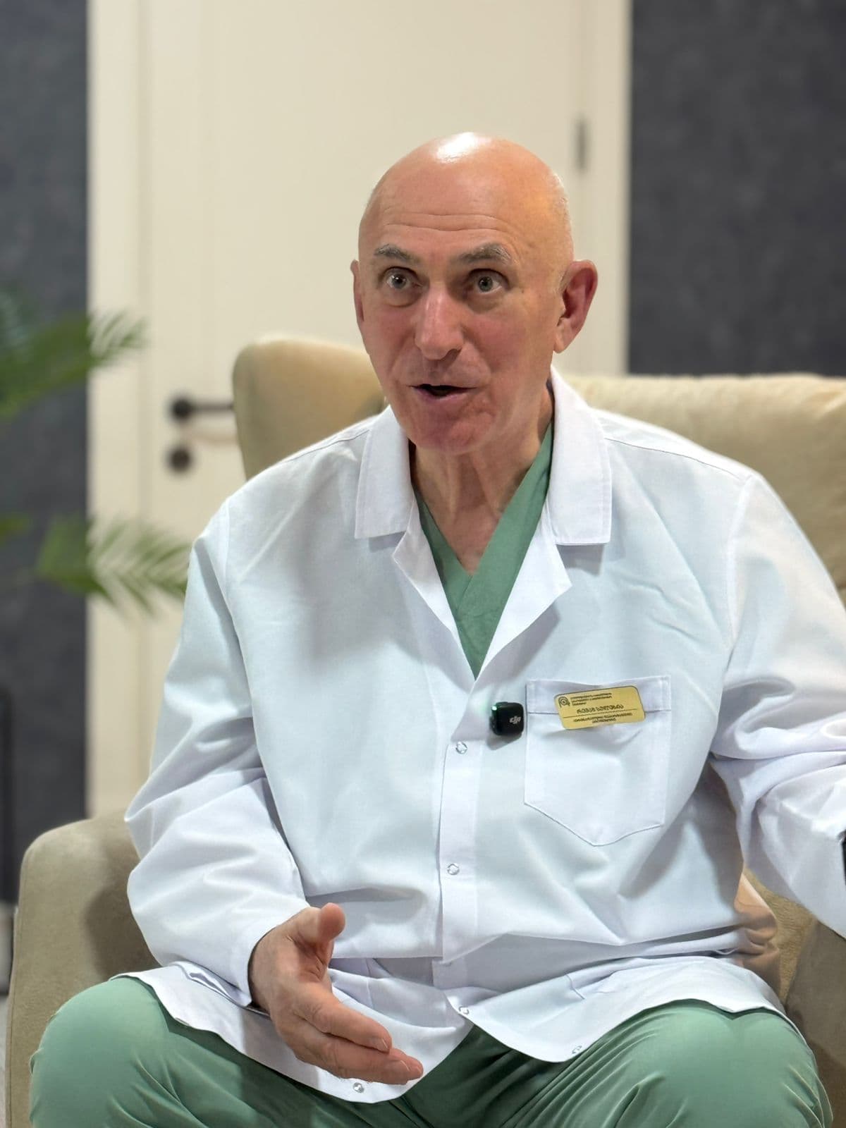 <p style="text-align: justify">არიან ადამიანები, რომლებიც არა მხოლოდ ერთგულად ემსახურებიან საკუთარ საქმეს, არამედ საკუთარ თავზე იღებენ მთელი თაობების ტკივილს, ბედნიერებასა და იმედს. ასეთ ადამიანთა შორის გამორჩეული ადგილი უკავია ექიმ <strong><em>რევაზ (რეზო) სულუხიას</em></strong>, მეან-გინეკოლოგს, პროფესორს, მეცნიერს და პირველ რიგში, თავმდაბალ და ღირსეულ ადამიანს აფხაზეთიდან.</p><p style="text-align: justify">რევაზ სულუხიას სამედიცინო სფეროში საქმიანობა უკვე ნახევარ საუკუნეს სცდება. 50 წელზე მეტია, რაც მან თავი მიუძღვნა დედათა და ბავშვთა ჯანმრთელობას. ის არის 46 სამეცნიერო ნაშრომის, 5 მეთოდური წერილისა და 4 მონოგრაფიის ავტორი - ყოველ სტრიქონში იგრძნობა არა მხოლოდ პროფესიული ოსტატობა, არამედ ადამიანი, რომელსაც ესმის პასუხისმგებლობა სიცოცხლის თითოეულ წამზე.</p><p style="text-align: justify"><strong>სოხუმიდან დევნილი - სიცოცხლის გზაზე მუდმივი მსვლელობა</strong></p><p style="text-align: justify">რეზო სულუხიას პროფესიული გზა სოხუმში იწყება - ქალაქში, რომელიც მისთვის მხოლოდ საცხოვრებელი ადგილი კი არა, სულიერი სამშობლოა. 1980-1993 წლებში ის სოხუმის სამშობიარო სახლის მთავარი ექიმი იყო. იმ კლინიკაში, სადაც ახალი სიცოცხლე იწყებოდა, ის ყოველდღიურად დგამდა ნაბიჯებს, რომელიც სხვისი ბედნიერების საწინდარი ხდებოდა.</p><p style="text-align: justify">აფხაზეთის ომმა მასაც, როგორც ათასობით სხვას, დაუტოვა ღრმა იარები. იძულებული გახდა, დაეტოვებინა მშობლიური სახლი, სამუშაო ადგილი, ქალაქი. დევნილობა მის ცხოვრებაში მძიმე, მაგრამ ღირსეული ფურცელია. როგორც ბევრი აფხაზეთიდან დევნილი, წლების განმავლობაში ცხოვრობდა სასტუმრო “აჭარაში”, რომელიც იმხანად დევნილთა თავშესაფრად იქცა. იქ, სადღაც კედლების მიღმა, კვლავ ფეთქავდა მისი ექიმის გული, რომელიც არასდროს შორდებოდა მისი მთავარი მისიის - ადამიანების დახმარების სურვილს.</p><p style="text-align: justify"><strong>რწმენით განვლილი გზა</strong></p><p style="text-align: justify">წლების განმავლობაში, რეზო სულუხია ერთგულია პროფესიული და ადამიანური პრინციპების. მისთვის მედიცინა მხოლოდ პროფესია არასოდეს ყოფილა - ეს მისი მოწოდება, მისი ცხოვრების გზა და მისი რწმენაა. მაშინაც კი, როდესაც ყველაფერი ჩამოეშალა - სახლი, კარიერა, ყოფა, მან მაინც გააგრძელა მოღვაწეობა, დღემდე ასწავლის მომავალ ექიმებს და მათ გადასცემს იმ ცოდნას, რაც არაერთი ადამიანის ცხოვრებაში გადამწყვეტი აღმოჩნდა.</p><p style="text-align: justify"><strong>ვარსკვლავი ღუდუშაურის კლინიკაში – მადლიერების სიმბოლო</strong></p><p style="text-align: justify">2024 წელს, 75 წლის იუბილეზე, რეზო სულუხიას ღუდუშაურის კლინიკის ეზოში ვარსკვლავი გაუხსნეს - ეს პირველი ვარსკვლავია, რომელიც ამ დაწესებულებაში გაიხსნა. სიმბოლურად, სწორედ იმ სივრცეში, სადაც სიცოცხლეს ელიან, დაიდო უკვდავების კვალი ექიმის, რომელმაც ათასობით ახალ სიცოცხლეს გაუღო კარი.</p><p style="text-align: justify">სწორედ ამ წვლილისთვის მიენიჭა რევაზ სულუხიას მედიცინის რაინდის ჯილდო - იგი იმ ადამიანთა შორისაა, ვინც არა მხოლოდ პროფესიულ დონეზე გამოირჩევა, არამედ მთელი ცხოვრების მანძილზე რჩება ადამიანური სიდიადისა და თავგანწირვის მაგალითი.</p><p style="text-align: justify"><strong>“მაშინ, როდესაც ახალ სიცოცხლეს ეხები…”</strong></p><p style="text-align: justify">რეზო სულუხია ხშირად იხსენებს თავისი ცხოვრების გზის ყველაზე ამაღელვებელ მომენტებს - არა როგორც კარიერულ მიღწევებს, არამედ როგორც ადამიანურ ამბებს. იხსენებს, როგორ ტიროდნენ მშობლები პირველი შვილის დაბადებისას, როგორ იზიარებდა მათ სიხარულს, როგორ იზრდებოდნენ ის ბავშვები და როგორ მოდიოდნენ შემდეგ თავად მშობლებად მასთანვე.</p><p style="text-align: justify">საუბრობს იმ ტკივილზე, რომელიც აფხაზეთიდან წამოსვლამ დატოვა. იმ განუკურნებელ იარაზე, რომელიც მიუხედავად ფიზიკური მოშორებისა, ყოველდღიურად მტკივნეულად ახსენებს სახლში დაბრუნების სურვილს.</p><p style="text-align: justify"><strong>საკუთარი ცოდნის გამზიარებელი - მომავალი თაობის ექიმთა გულშემატკივარი</strong></p><p style="text-align: justify">დღეს, რეზო სულუხია კვლავ აქტიურად მონაწილეობს ახალგაზრდა ექიმების აღზრდაში. ის უანგაროდ უზიარებს მათ არა მხოლოდ აკადემიურ ცოდნას, არამედ ადამიანურ გამოცდილებასაც. ასწავლის, რომ ექიმობა მხოლოდ პროფესიას არ ნიშნავს, ეს არის მუდმივი მზადყოფნა, დაეხმარო, წაიღო სხვისი ტკივილი და უხმაუროდ იყო სხვისი ბედნიერების თანამონაწილე.</p><p style="text-align: justify">რევაზ სულუხია - ადამიანი, რომელმაც იცის, რას ნიშნავს რწმენით, სიმშვიდით და სიყვარულით ემსახურო სიცოცხლეს. სოხუმის გულისცემით და თბილისური სინათლით განათებული ადამიანი - რაინდი თეთრ ხალათში.</p><p style="text-align: justify"></p><div class="iframe-wrapper"><iframe src="https://www.youtube.com/embed/8zS7COMiYN0?si=F0Y47gCeW86Ec4-C" frameborder="0" allowfullscreen="true" width="560" height="315" title="YouTube video player" allow="accelerometer; autoplay; clipboard-write; encrypted-media; gyroscope; picture-in-picture; web-share"></iframe></div>