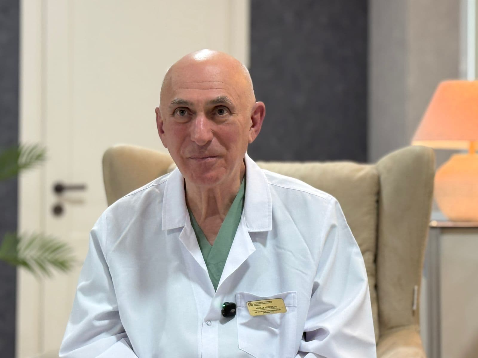 <p style="text-align: justify">არიან ადამიანები, რომლებიც არა მხოლოდ ერთგულად ემსახურებიან საკუთარ საქმეს, არამედ საკუთარ თავზე იღებენ მთელი თაობების ტკივილს, ბედნიერებასა და იმედს. ასეთ ადამიანთა შორის გამორჩეული ადგილი უკავია ექიმ <strong><em>რევაზ (რეზო) სულუხიას</em></strong>, მეან-გინეკოლოგს, პროფესორს, მეცნიერს და პირველ რიგში, თავმდაბალ და ღირსეულ ადამიანს აფხაზეთიდან.</p><p style="text-align: justify">რევაზ სულუხიას სამედიცინო სფეროში საქმიანობა უკვე ნახევარ საუკუნეს სცდება. 50 წელზე მეტია, რაც მან თავი მიუძღვნა დედათა და ბავშვთა ჯანმრთელობას. ის არის 46 სამეცნიერო ნაშრომის, 5 მეთოდური წერილისა და 4 მონოგრაფიის ავტორი - ყოველ სტრიქონში იგრძნობა არა მხოლოდ პროფესიული ოსტატობა, არამედ ადამიანი, რომელსაც ესმის პასუხისმგებლობა სიცოცხლის თითოეულ წამზე.</p><p style="text-align: justify"><strong>სოხუმიდან დევნილი - სიცოცხლის გზაზე მუდმივი მსვლელობა</strong></p><p style="text-align: justify">რეზო სულუხიას პროფესიული გზა სოხუმში იწყება - ქალაქში, რომელიც მისთვის მხოლოდ საცხოვრებელი ადგილი კი არა, სულიერი სამშობლოა. 1980-1993 წლებში ის სოხუმის სამშობიარო სახლის მთავარი ექიმი იყო. იმ კლინიკაში, სადაც ახალი სიცოცხლე იწყებოდა, ის ყოველდღიურად დგამდა ნაბიჯებს, რომელიც სხვისი ბედნიერების საწინდარი ხდებოდა.</p><p style="text-align: justify">აფხაზეთის ომმა მასაც, როგორც ათასობით სხვას, დაუტოვა ღრმა იარები. იძულებული გახდა, დაეტოვებინა მშობლიური სახლი, სამუშაო ადგილი, ქალაქი. დევნილობა მის ცხოვრებაში მძიმე, მაგრამ ღირსეული ფურცელია. როგორც ბევრი აფხაზეთიდან დევნილი, წლების განმავლობაში ცხოვრობდა სასტუმრო “აჭარაში”, რომელიც იმხანად დევნილთა თავშესაფრად იქცა. იქ, სადღაც კედლების მიღმა, კვლავ ფეთქავდა მისი ექიმის გული, რომელიც არასდროს შორდებოდა მისი მთავარი მისიის - ადამიანების დახმარების სურვილს.</p><p style="text-align: justify"><strong>რწმენით განვლილი გზა</strong></p><p style="text-align: justify">წლების განმავლობაში, რეზო სულუხია ერთგულია პროფესიული და ადამიანური პრინციპების. მისთვის მედიცინა მხოლოდ პროფესია არასოდეს ყოფილა - ეს მისი მოწოდება, მისი ცხოვრების გზა და მისი რწმენაა. მაშინაც კი, როდესაც ყველაფერი ჩამოეშალა - სახლი, კარიერა, ყოფა, მან მაინც გააგრძელა მოღვაწეობა, დღემდე ასწავლის მომავალ ექიმებს და მათ გადასცემს იმ ცოდნას, რაც არაერთი ადამიანის ცხოვრებაში გადამწყვეტი აღმოჩნდა.</p><p style="text-align: justify"><strong>ვარსკვლავი ღუდუშაურის კლინიკაში – მადლიერების სიმბოლო</strong></p><p style="text-align: justify">2024 წელს, 75 წლის იუბილეზე, რეზო სულუხიას ღუდუშაურის კლინიკის ეზოში ვარსკვლავი გაუხსნეს - ეს პირველი ვარსკვლავია, რომელიც ამ დაწესებულებაში გაიხსნა. სიმბოლურად, სწორედ იმ სივრცეში, სადაც სიცოცხლეს ელიან, დაიდო უკვდავების კვალი ექიმის, რომელმაც ათასობით ახალ სიცოცხლეს გაუღო კარი.</p><p style="text-align: justify">სწორედ ამ წვლილისთვის მიენიჭა რევაზ სულუხიას მედიცინის რაინდის ჯილდო - იგი იმ ადამიანთა შორისაა, ვინც არა მხოლოდ პროფესიულ დონეზე გამოირჩევა, არამედ მთელი ცხოვრების მანძილზე რჩება ადამიანური სიდიადისა და თავგანწირვის მაგალითი.</p><p style="text-align: justify"><strong>“მაშინ, როდესაც ახალ სიცოცხლეს ეხები…”</strong></p><p style="text-align: justify">რეზო სულუხია ხშირად იხსენებს თავისი ცხოვრების გზის ყველაზე ამაღელვებელ მომენტებს - არა როგორც კარიერულ მიღწევებს, არამედ როგორც ადამიანურ ამბებს. იხსენებს, როგორ ტიროდნენ მშობლები პირველი შვილის დაბადებისას, როგორ იზიარებდა მათ სიხარულს, როგორ იზრდებოდნენ ის ბავშვები და როგორ მოდიოდნენ შემდეგ თავად მშობლებად მასთანვე.</p><p style="text-align: justify">საუბრობს იმ ტკივილზე, რომელიც აფხაზეთიდან წამოსვლამ დატოვა. იმ განუკურნებელ იარაზე, რომელიც მიუხედავად ფიზიკური მოშორებისა, ყოველდღიურად მტკივნეულად ახსენებს სახლში დაბრუნების სურვილს.</p><p style="text-align: justify"><strong>საკუთარი ცოდნის გამზიარებელი - მომავალი თაობის ექიმთა გულშემატკივარი</strong></p><p style="text-align: justify">დღეს, რეზო სულუხია კვლავ აქტიურად მონაწილეობს ახალგაზრდა ექიმების აღზრდაში. ის უანგაროდ უზიარებს მათ არა მხოლოდ აკადემიურ ცოდნას, არამედ ადამიანურ გამოცდილებასაც. ასწავლის, რომ ექიმობა მხოლოდ პროფესიას არ ნიშნავს, ეს არის მუდმივი მზადყოფნა, დაეხმარო, წაიღო სხვისი ტკივილი და უხმაუროდ იყო სხვისი ბედნიერების თანამონაწილე.</p><p style="text-align: justify">რევაზ სულუხია - ადამიანი, რომელმაც იცის, რას ნიშნავს რწმენით, სიმშვიდით და სიყვარულით ემსახურო სიცოცხლეს. სოხუმის გულისცემით და თბილისური სინათლით განათებული ადამიანი - რაინდი თეთრ ხალათში.</p><p style="text-align: justify"></p><div class="iframe-wrapper"><iframe src="https://www.youtube.com/embed/8zS7COMiYN0?si=F0Y47gCeW86Ec4-C" frameborder="0" allowfullscreen="true" width="560" height="315" title="YouTube video player" allow="accelerometer; autoplay; clipboard-write; encrypted-media; gyroscope; picture-in-picture; web-share"></iframe></div>