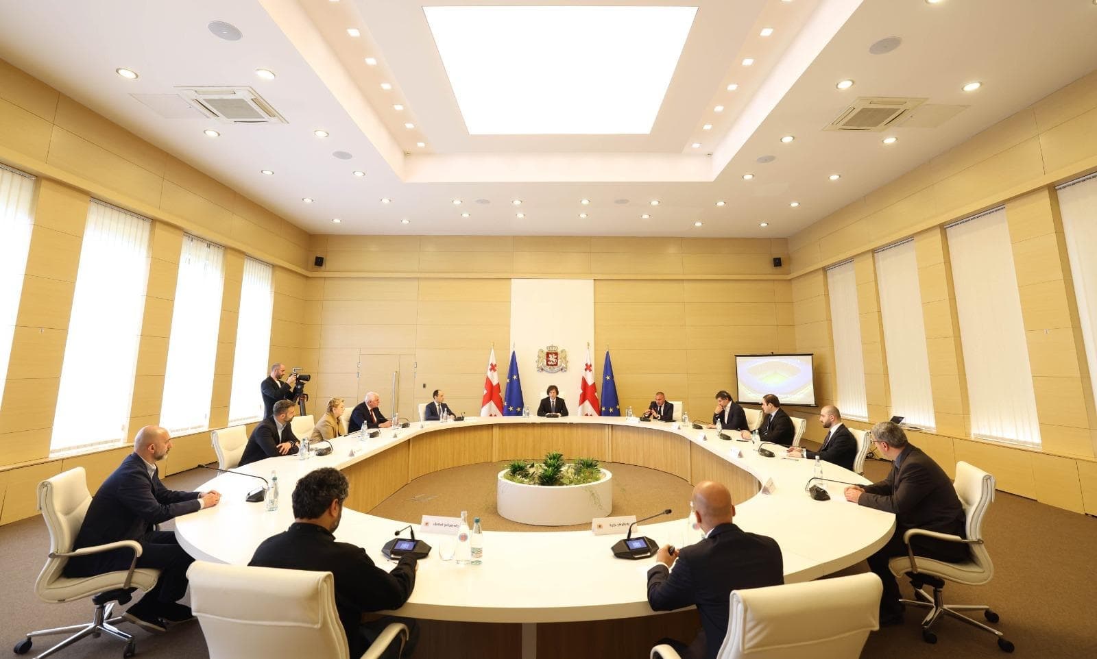 Frontnews image description