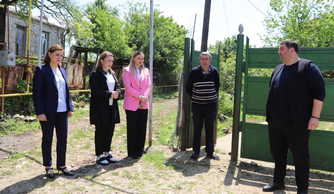 <p style="text-align: justify">თერჯოლაში მრავალშვილიან ოჯახებს საყოფაცხოვრებო ნივთები გადასცეს.</p><p style="text-align: justify">მუნიციპალიტეტის მერიის ინფორმაციით, სოციალური აქცია მუნიციპალიტეტის მერიის მხარდაჭერით და ბავშვთა დაცვისა და ზრუნვის განყოფილების ორგანიზებით განხორციელდა.</p><p style="text-align: justify">თერჯოლის მუნიციპალიტეტის მერმა მანუჩარ რობაქიძემ, საკრებულოს თავმჯდომარის მოადგილე დავით გოგბერაშვილთან ერთად, ბენეფიციარებს ტექნიკა და ავეჯი გადასცა.</p><p style="text-align: justify">თერჯოლის მუნიციპალიტეტში აღნიშნული სოციალურად დაუცველი მოქალაქეების საცხოვრებელი პირობების გაუმჯობესების მიზნით, მხარდაჭერის პროგრამა მესამე წელია, მოქმედებს და დახმარება 60-მდე ოჯახს გაეწია.</p>