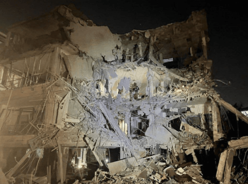 <p style="text-align: justify">ირანმა ისრაელზე მასშტაბური სარაკეტო თავდასხმა განახორციელა. არიან დაღუპულები და დაშავებულები. რამდენიმე ქალაქს სერიოზული ზიანი მიადგა, ერთ-ერთი ყველაზე დაზიანებული ქალაქია რამათ-განი, თელ-ავივის მახლობლად, ასევე მნიშვნელოვანი ზარალია ქალაქ რიშონ ლეზიონში სარაკეტო დარტყმის შედეგად. ეს სიდიდით მეოთხე ქალაქია ისრაელში.</p><p style="text-align: justify">ირანის მიერ კიდევ ერთი მასშტაბური თავდასხმის შემდეგ ისრაელში სულ მცირე სამი ადამიანის დაღუპვა დადასტურდა. თავდასხმის შედეგად 63 ადამიანი დაშავდა.</p><p style="text-align: justify">ისრაელის ოფიციალური პირების ცნობით, ორი ადამიანი დაიღუპა, როდესაც ცენტრალური ისრაელის საცხოვრებელ უბანზე პირდაპირი დარტყმა განხორციელდა. ერთი ქალი კი, რომელიც გუშინ რაკეტის ნამსხვრევებით მძიმედ დაიჭრა, შაბათს დილით ადრე გარდაიცვალა.</p><p style="text-align: justify">ირანმა სულ მცირე 150 რაკეტა ისროლა, რომელთაგან ზოგიერთი ჩაჭრეს. ეს თავდასხმა ესკალაციის მთელი პერიოდის განმავლობაში ერთ-ერთი ყველაზე ძლიერი იყო.</p><p style="text-align: justify">რეგიონში სიტუაცია კვლავ დაძაბული რჩება.</p><p style="text-align: justify">ათობით სასწრაფო დახმარების ეკიპაჟი მუშაობს თელ-ავივში, რამათ-განსა და სხვა ქალაქებში, აგრძელებს ნანგრევების გაწმენდას და დაშავებულების ძებნას. ისრაელის ხელისუფლება ემზადება შესაძლო განმეორებითი თავდასხმებისთვის და მოქალაქეებს მოუწოდებს, არ უგულებელყონ განგაშის სიგნალები.</p><p style="text-align: justify">13 ივნისს ისრაელის არმიამ ირანს რაკეტებით შეუტია. დარტყმების შედეგად, დიდი რაოდენობით სამხედრო ობიექტი დაზიანდა და განადგურდა.</p><p style="text-align: justify">ისრაელის სამიზნე ირანის ბირთვული ობიექტები იყო. საუბარია ნატანზს და ფორდოუში მდებარე ურანის გამდიდრების ქარხნებზე.</p><p style="text-align: justify">ეს მოხდა მას შემდეგ, რაც აშშ-მა და ირანმა ახალ ბირთვულ შეთანხმებაზე შეთანხმება ვერ შეძლეს.</p>