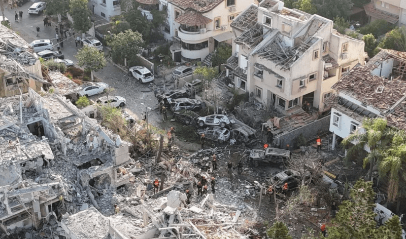 <p style="text-align: justify">ირანმა ისრაელზე მასშტაბური სარაკეტო თავდასხმა განახორციელა. არიან დაღუპულები და დაშავებულები. რამდენიმე ქალაქს სერიოზული ზიანი მიადგა, ერთ-ერთი ყველაზე დაზიანებული ქალაქია რამათ-განი, თელ-ავივის მახლობლად, ასევე მნიშვნელოვანი ზარალია ქალაქ რიშონ ლეზიონში სარაკეტო დარტყმის შედეგად. ეს სიდიდით მეოთხე ქალაქია ისრაელში.</p><p style="text-align: justify">ირანის მიერ კიდევ ერთი მასშტაბური თავდასხმის შემდეგ ისრაელში სულ მცირე სამი ადამიანის დაღუპვა დადასტურდა. თავდასხმის შედეგად 63 ადამიანი დაშავდა.</p><p style="text-align: justify">ისრაელის ოფიციალური პირების ცნობით, ორი ადამიანი დაიღუპა, როდესაც ცენტრალური ისრაელის საცხოვრებელ უბანზე პირდაპირი დარტყმა განხორციელდა. ერთი ქალი კი, რომელიც გუშინ რაკეტის ნამსხვრევებით მძიმედ დაიჭრა, შაბათს დილით ადრე გარდაიცვალა.</p><p style="text-align: justify">ირანმა სულ მცირე 150 რაკეტა ისროლა, რომელთაგან ზოგიერთი ჩაჭრეს. ეს თავდასხმა ესკალაციის მთელი პერიოდის განმავლობაში ერთ-ერთი ყველაზე ძლიერი იყო.</p><p style="text-align: justify">რეგიონში სიტუაცია კვლავ დაძაბული რჩება.</p><p style="text-align: justify">ათობით სასწრაფო დახმარების ეკიპაჟი მუშაობს თელ-ავივში, რამათ-განსა და სხვა ქალაქებში, აგრძელებს ნანგრევების გაწმენდას და დაშავებულების ძებნას. ისრაელის ხელისუფლება ემზადება შესაძლო განმეორებითი თავდასხმებისთვის და მოქალაქეებს მოუწოდებს, არ უგულებელყონ განგაშის სიგნალები.</p><p style="text-align: justify">13 ივნისს ისრაელის არმიამ ირანს რაკეტებით შეუტია. დარტყმების შედეგად, დიდი რაოდენობით სამხედრო ობიექტი დაზიანდა და განადგურდა.</p><p style="text-align: justify">ისრაელის სამიზნე ირანის ბირთვული ობიექტები იყო. საუბარია ნატანზს და ფორდოუში მდებარე ურანის გამდიდრების ქარხნებზე.</p><p style="text-align: justify">ეს მოხდა მას შემდეგ, რაც აშშ-მა და ირანმა ახალ ბირთვულ შეთანხმებაზე შეთანხმება ვერ შეძლეს.</p>