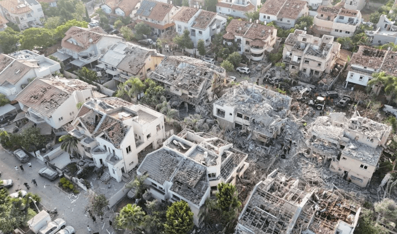 <p style="text-align: justify">ირანმა ისრაელზე მასშტაბური სარაკეტო თავდასხმა განახორციელა. არიან დაღუპულები და დაშავებულები. რამდენიმე ქალაქს სერიოზული ზიანი მიადგა, ერთ-ერთი ყველაზე დაზიანებული ქალაქია რამათ-განი, თელ-ავივის მახლობლად, ასევე მნიშვნელოვანი ზარალია ქალაქ რიშონ ლეზიონში სარაკეტო დარტყმის შედეგად. ეს სიდიდით მეოთხე ქალაქია ისრაელში.</p><p style="text-align: justify">ირანის მიერ კიდევ ერთი მასშტაბური თავდასხმის შემდეგ ისრაელში სულ მცირე სამი ადამიანის დაღუპვა დადასტურდა. თავდასხმის შედეგად 63 ადამიანი დაშავდა.</p><p style="text-align: justify">ისრაელის ოფიციალური პირების ცნობით, ორი ადამიანი დაიღუპა, როდესაც ცენტრალური ისრაელის საცხოვრებელ უბანზე პირდაპირი დარტყმა განხორციელდა. ერთი ქალი კი, რომელიც გუშინ რაკეტის ნამსხვრევებით მძიმედ დაიჭრა, შაბათს დილით ადრე გარდაიცვალა.</p><p style="text-align: justify">ირანმა სულ მცირე 150 რაკეტა ისროლა, რომელთაგან ზოგიერთი ჩაჭრეს. ეს თავდასხმა ესკალაციის მთელი პერიოდის განმავლობაში ერთ-ერთი ყველაზე ძლიერი იყო.</p><p style="text-align: justify">რეგიონში სიტუაცია კვლავ დაძაბული რჩება.</p><p style="text-align: justify">ათობით სასწრაფო დახმარების ეკიპაჟი მუშაობს თელ-ავივში, რამათ-განსა და სხვა ქალაქებში, აგრძელებს ნანგრევების გაწმენდას და დაშავებულების ძებნას. ისრაელის ხელისუფლება ემზადება შესაძლო განმეორებითი თავდასხმებისთვის და მოქალაქეებს მოუწოდებს, არ უგულებელყონ განგაშის სიგნალები.</p><p style="text-align: justify">13 ივნისს ისრაელის არმიამ ირანს რაკეტებით შეუტია. დარტყმების შედეგად, დიდი რაოდენობით სამხედრო ობიექტი დაზიანდა და განადგურდა.</p><p style="text-align: justify">ისრაელის სამიზნე ირანის ბირთვული ობიექტები იყო. საუბარია ნატანზს და ფორდოუში მდებარე ურანის გამდიდრების ქარხნებზე.</p><p style="text-align: justify">ეს მოხდა მას შემდეგ, რაც აშშ-მა და ირანმა ახალ ბირთვულ შეთანხმებაზე შეთანხმება ვერ შეძლეს.</p>