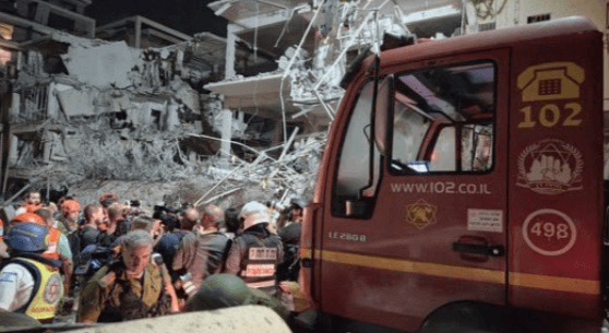 <p style="text-align: justify">ირანმა ისრაელზე მასშტაბური სარაკეტო თავდასხმა განახორციელა. არიან დაღუპულები და დაშავებულები. რამდენიმე ქალაქს სერიოზული ზიანი მიადგა, ერთ-ერთი ყველაზე დაზიანებული ქალაქია რამათ-განი, თელ-ავივის მახლობლად, ასევე მნიშვნელოვანი ზარალია ქალაქ რიშონ ლეზიონში სარაკეტო დარტყმის შედეგად. ეს სიდიდით მეოთხე ქალაქია ისრაელში.</p><p style="text-align: justify">ირანის მიერ კიდევ ერთი მასშტაბური თავდასხმის შემდეგ ისრაელში სულ მცირე სამი ადამიანის დაღუპვა დადასტურდა. თავდასხმის შედეგად 63 ადამიანი დაშავდა.</p><p style="text-align: justify">ისრაელის ოფიციალური პირების ცნობით, ორი ადამიანი დაიღუპა, როდესაც ცენტრალური ისრაელის საცხოვრებელ უბანზე პირდაპირი დარტყმა განხორციელდა. ერთი ქალი კი, რომელიც გუშინ რაკეტის ნამსხვრევებით მძიმედ დაიჭრა, შაბათს დილით ადრე გარდაიცვალა.</p><p style="text-align: justify">ირანმა სულ მცირე 150 რაკეტა ისროლა, რომელთაგან ზოგიერთი ჩაჭრეს. ეს თავდასხმა ესკალაციის მთელი პერიოდის განმავლობაში ერთ-ერთი ყველაზე ძლიერი იყო.</p><p style="text-align: justify">რეგიონში სიტუაცია კვლავ დაძაბული რჩება.</p><p style="text-align: justify">ათობით სასწრაფო დახმარების ეკიპაჟი მუშაობს თელ-ავივში, რამათ-განსა და სხვა ქალაქებში, აგრძელებს ნანგრევების გაწმენდას და დაშავებულების ძებნას. ისრაელის ხელისუფლება ემზადება შესაძლო განმეორებითი თავდასხმებისთვის და მოქალაქეებს მოუწოდებს, არ უგულებელყონ განგაშის სიგნალები.</p><p style="text-align: justify">13 ივნისს ისრაელის არმიამ ირანს რაკეტებით შეუტია. დარტყმების შედეგად, დიდი რაოდენობით სამხედრო ობიექტი დაზიანდა და განადგურდა.</p><p style="text-align: justify">ისრაელის სამიზნე ირანის ბირთვული ობიექტები იყო. საუბარია ნატანზს და ფორდოუში მდებარე ურანის გამდიდრების ქარხნებზე.</p><p style="text-align: justify">ეს მოხდა მას შემდეგ, რაც აშშ-მა და ირანმა ახალ ბირთვულ შეთანხმებაზე შეთანხმება ვერ შეძლეს.</p>