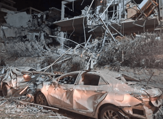 <p style="text-align: justify">ირანმა ისრაელზე მასშტაბური სარაკეტო თავდასხმა განახორციელა. არიან დაღუპულები და დაშავებულები. რამდენიმე ქალაქს სერიოზული ზიანი მიადგა, ერთ-ერთი ყველაზე დაზიანებული ქალაქია რამათ-განი, თელ-ავივის მახლობლად, ასევე მნიშვნელოვანი ზარალია ქალაქ რიშონ ლეზიონში სარაკეტო დარტყმის შედეგად. ეს სიდიდით მეოთხე ქალაქია ისრაელში.</p><p style="text-align: justify">ირანის მიერ კიდევ ერთი მასშტაბური თავდასხმის შემდეგ ისრაელში სულ მცირე სამი ადამიანის დაღუპვა დადასტურდა. თავდასხმის შედეგად 63 ადამიანი დაშავდა.</p><p style="text-align: justify">ისრაელის ოფიციალური პირების ცნობით, ორი ადამიანი დაიღუპა, როდესაც ცენტრალური ისრაელის საცხოვრებელ უბანზე პირდაპირი დარტყმა განხორციელდა. ერთი ქალი კი, რომელიც გუშინ რაკეტის ნამსხვრევებით მძიმედ დაიჭრა, შაბათს დილით ადრე გარდაიცვალა.</p><p style="text-align: justify">ირანმა სულ მცირე 150 რაკეტა ისროლა, რომელთაგან ზოგიერთი ჩაჭრეს. ეს თავდასხმა ესკალაციის მთელი პერიოდის განმავლობაში ერთ-ერთი ყველაზე ძლიერი იყო.</p><p style="text-align: justify">რეგიონში სიტუაცია კვლავ დაძაბული რჩება.</p><p style="text-align: justify">ათობით სასწრაფო დახმარების ეკიპაჟი მუშაობს თელ-ავივში, რამათ-განსა და სხვა ქალაქებში, აგრძელებს ნანგრევების გაწმენდას და დაშავებულების ძებნას. ისრაელის ხელისუფლება ემზადება შესაძლო განმეორებითი თავდასხმებისთვის და მოქალაქეებს მოუწოდებს, არ უგულებელყონ განგაშის სიგნალები.</p><p style="text-align: justify">13 ივნისს ისრაელის არმიამ ირანს რაკეტებით შეუტია. დარტყმების შედეგად, დიდი რაოდენობით სამხედრო ობიექტი დაზიანდა და განადგურდა.</p><p style="text-align: justify">ისრაელის სამიზნე ირანის ბირთვული ობიექტები იყო. საუბარია ნატანზს და ფორდოუში მდებარე ურანის გამდიდრების ქარხნებზე.</p><p style="text-align: justify">ეს მოხდა მას შემდეგ, რაც აშშ-მა და ირანმა ახალ ბირთვულ შეთანხმებაზე შეთანხმება ვერ შეძლეს.</p>