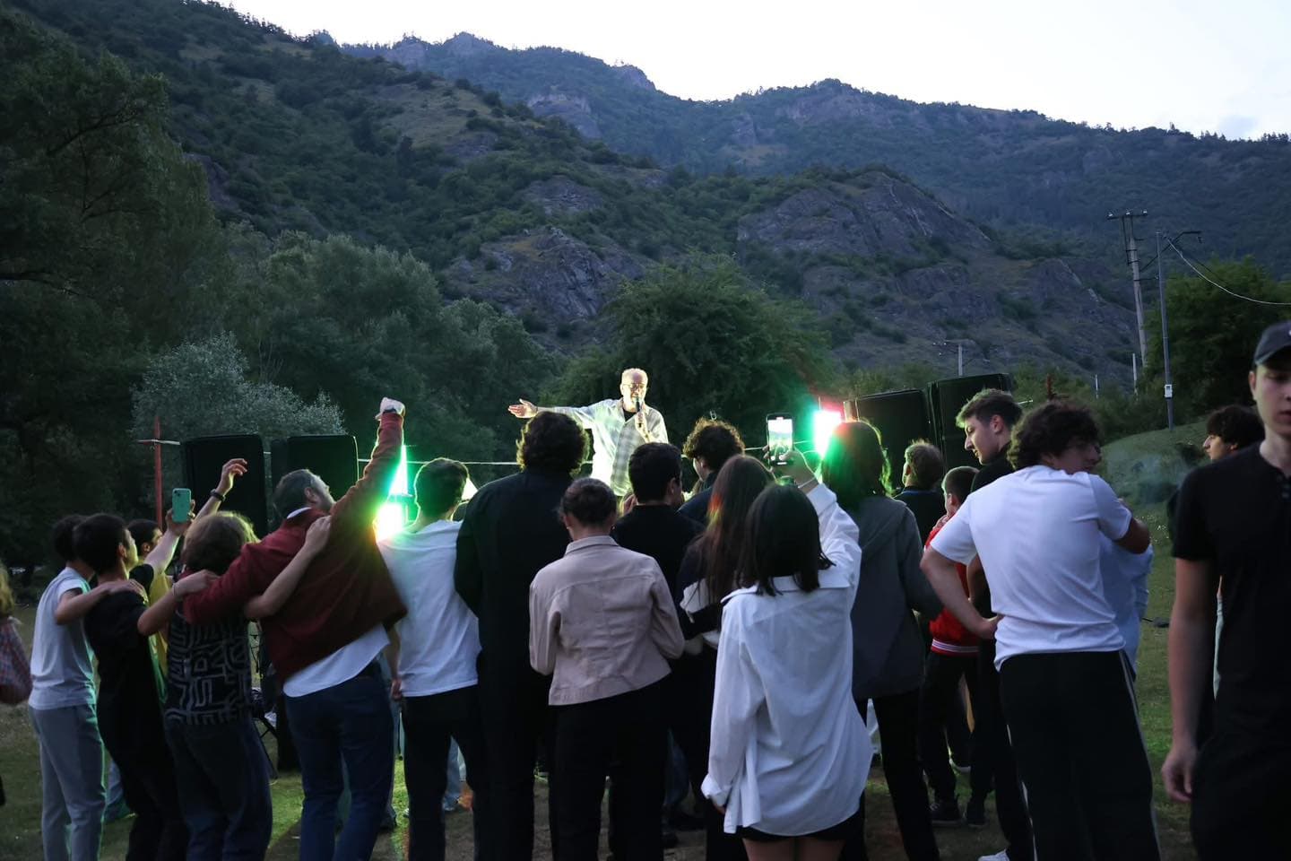 <p style="text-align: justify">ბორჯომის მუნიციპალიტეტის მიერ ორგანიზებული ახალგაზრდული ბანაკი ქართული ესტრადის მომღერლების კონცერტით დაიხურა.</p><p style="text-align: justify">მუნიციპალიტეტის მერიის ინფორმაციით, ბანაკის წევრებს ბორჯომის მუნიციპალიტეტის მერი ოთარ არბოლიშვილი შეხვდა. შეხვედრაზე მოზარდებმა მუნიციპალიტეტის მერისგან მოისმინეს ინფორმაცია ბორჯომის მერიის მიერ განხორციელებული და დაგეგმილი ახალგაზრდული პროგრამებისა და პროექტების შესახებ.</p><p style="text-align: justify">16-დან 20 წლამდე ახალგაზრდებმა მონაწილეობა მიიღეს სხვადასხვა სპორტულ აქტივობაში - ფრენბურთი, ზიპლაინი, მშვილდისრის სროლა, კედელზე ცოცვა, ჯომარდობა.</p><p style="text-align: justify">საღამოს კი ბანაკის მონაწილეების სადღესასწაულო განწყობაზე მომღერალმა ირაკლი ნოზაძემ, თიკა ჯამბურიამ და DJ ალექსანდრე ლორთქიფანიძემ იზრუნეს.</p><p style="text-align: justify"></p>