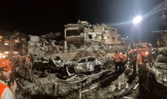 <p style="text-align: justify">ირანმა ისრაელზე მასშტაბური სარაკეტო თავდასხმა განახორციელა. არიან დაღუპულები და დაშავებულები. რამდენიმე ქალაქს სერიოზული ზიანი მიადგა, ერთ-ერთი ყველაზე დაზიანებული ქალაქია რამათ-განი, თელ-ავივის მახლობლად, ასევე მნიშვნელოვანი ზარალია ქალაქ რიშონ ლეზიონში სარაკეტო დარტყმის შედეგად. ეს სიდიდით მეოთხე ქალაქია ისრაელში.</p><p style="text-align: justify">ირანის მიერ კიდევ ერთი მასშტაბური თავდასხმის შემდეგ ისრაელში სულ მცირე სამი ადამიანის დაღუპვა დადასტურდა. თავდასხმის შედეგად 63 ადამიანი დაშავდა.</p><p style="text-align: justify">ისრაელის ოფიციალური პირების ცნობით, ორი ადამიანი დაიღუპა, როდესაც ცენტრალური ისრაელის საცხოვრებელ უბანზე პირდაპირი დარტყმა განხორციელდა. ერთი ქალი კი, რომელიც გუშინ რაკეტის ნამსხვრევებით მძიმედ დაიჭრა, შაბათს დილით ადრე გარდაიცვალა.</p><p style="text-align: justify">ირანმა სულ მცირე 150 რაკეტა ისროლა, რომელთაგან ზოგიერთი ჩაჭრეს. ეს თავდასხმა ესკალაციის მთელი პერიოდის განმავლობაში ერთ-ერთი ყველაზე ძლიერი იყო.</p><p style="text-align: justify">რეგიონში სიტუაცია კვლავ დაძაბული რჩება.</p><p style="text-align: justify">ათობით სასწრაფო დახმარების ეკიპაჟი მუშაობს თელ-ავივში, რამათ-განსა და სხვა ქალაქებში, აგრძელებს ნანგრევების გაწმენდას და დაშავებულების ძებნას. ისრაელის ხელისუფლება ემზადება შესაძლო განმეორებითი თავდასხმებისთვის და მოქალაქეებს მოუწოდებს, არ უგულებელყონ განგაშის სიგნალები.</p><p style="text-align: justify">13 ივნისს ისრაელის არმიამ ირანს რაკეტებით შეუტია. დარტყმების შედეგად, დიდი რაოდენობით სამხედრო ობიექტი დაზიანდა და განადგურდა.</p><p style="text-align: justify">ისრაელის სამიზნე ირანის ბირთვული ობიექტები იყო. საუბარია ნატანზს და ფორდოუში მდებარე ურანის გამდიდრების ქარხნებზე.</p><p style="text-align: justify">ეს მოხდა მას შემდეგ, რაც აშშ-მა და ირანმა ახალ ბირთვულ შეთანხმებაზე შეთანხმება ვერ შეძლეს.</p>