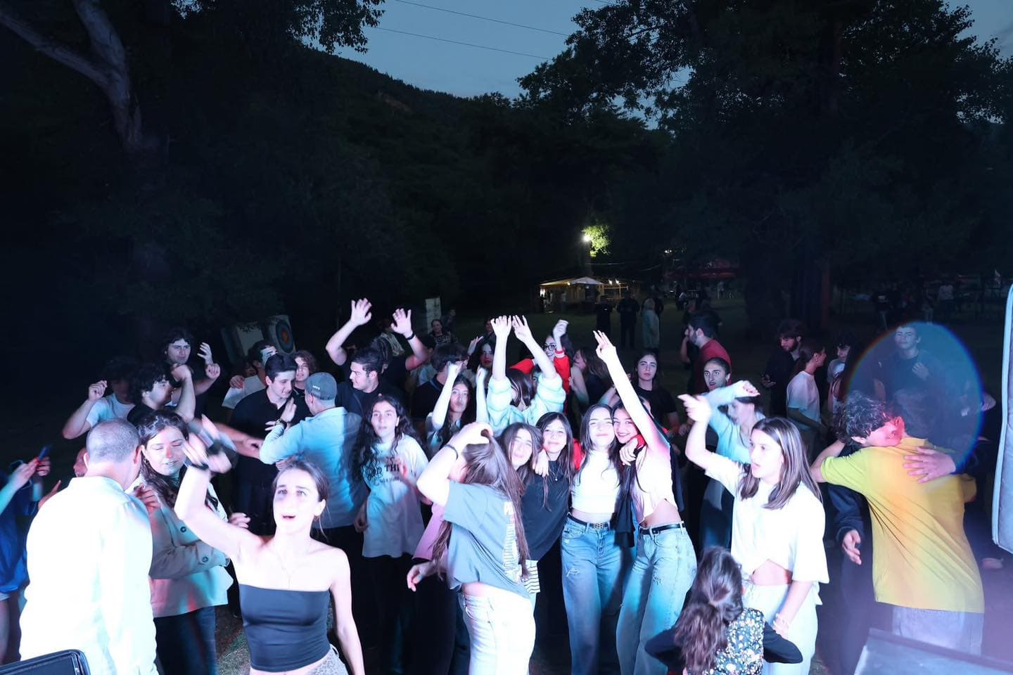 <p style="text-align: justify">ბორჯომის მუნიციპალიტეტის მიერ ორგანიზებული ახალგაზრდული ბანაკი ქართული ესტრადის მომღერლების კონცერტით დაიხურა.</p><p style="text-align: justify">მუნიციპალიტეტის მერიის ინფორმაციით, ბანაკის წევრებს ბორჯომის მუნიციპალიტეტის მერი ოთარ არბოლიშვილი შეხვდა. შეხვედრაზე მოზარდებმა მუნიციპალიტეტის მერისგან მოისმინეს ინფორმაცია ბორჯომის მერიის მიერ განხორციელებული და დაგეგმილი ახალგაზრდული პროგრამებისა და პროექტების შესახებ.</p><p style="text-align: justify">16-დან 20 წლამდე ახალგაზრდებმა მონაწილეობა მიიღეს სხვადასხვა სპორტულ აქტივობაში - ფრენბურთი, ზიპლაინი, მშვილდისრის სროლა, კედელზე ცოცვა, ჯომარდობა.</p><p style="text-align: justify">საღამოს კი ბანაკის მონაწილეების სადღესასწაულო განწყობაზე მომღერალმა ირაკლი ნოზაძემ, თიკა ჯამბურიამ და DJ ალექსანდრე ლორთქიფანიძემ იზრუნეს.</p><p style="text-align: justify"></p>