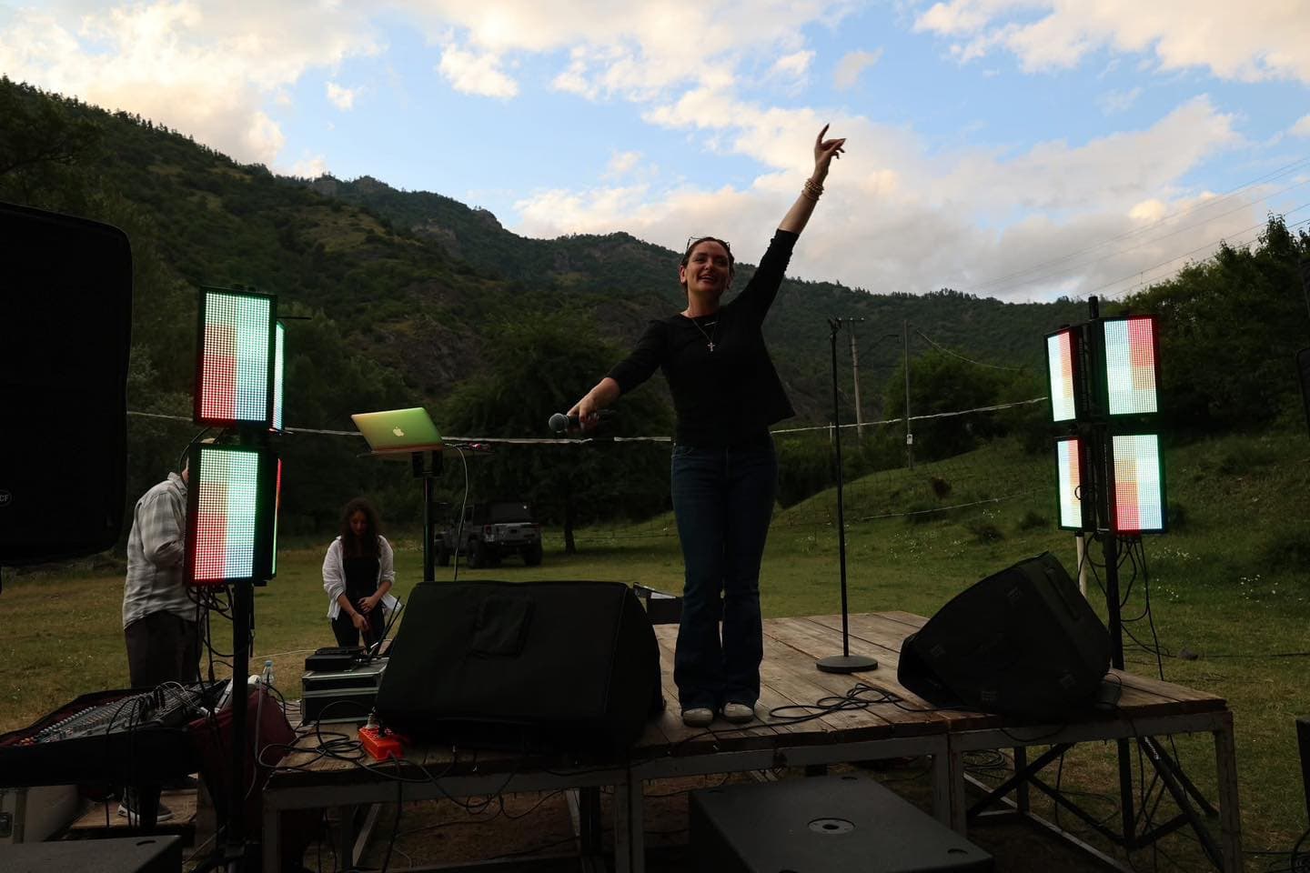 <p style="text-align: justify">ბორჯომის მუნიციპალიტეტის მიერ ორგანიზებული ახალგაზრდული ბანაკი ქართული ესტრადის მომღერლების კონცერტით დაიხურა.</p><p style="text-align: justify">მუნიციპალიტეტის მერიის ინფორმაციით, ბანაკის წევრებს ბორჯომის მუნიციპალიტეტის მერი ოთარ არბოლიშვილი შეხვდა. შეხვედრაზე მოზარდებმა მუნიციპალიტეტის მერისგან მოისმინეს ინფორმაცია ბორჯომის მერიის მიერ განხორციელებული და დაგეგმილი ახალგაზრდული პროგრამებისა და პროექტების შესახებ.</p><p style="text-align: justify">16-დან 20 წლამდე ახალგაზრდებმა მონაწილეობა მიიღეს სხვადასხვა სპორტულ აქტივობაში - ფრენბურთი, ზიპლაინი, მშვილდისრის სროლა, კედელზე ცოცვა, ჯომარდობა.</p><p style="text-align: justify">საღამოს კი ბანაკის მონაწილეების სადღესასწაულო განწყობაზე მომღერალმა ირაკლი ნოზაძემ, თიკა ჯამბურიამ და DJ ალექსანდრე ლორთქიფანიძემ იზრუნეს.</p><p style="text-align: justify"></p>