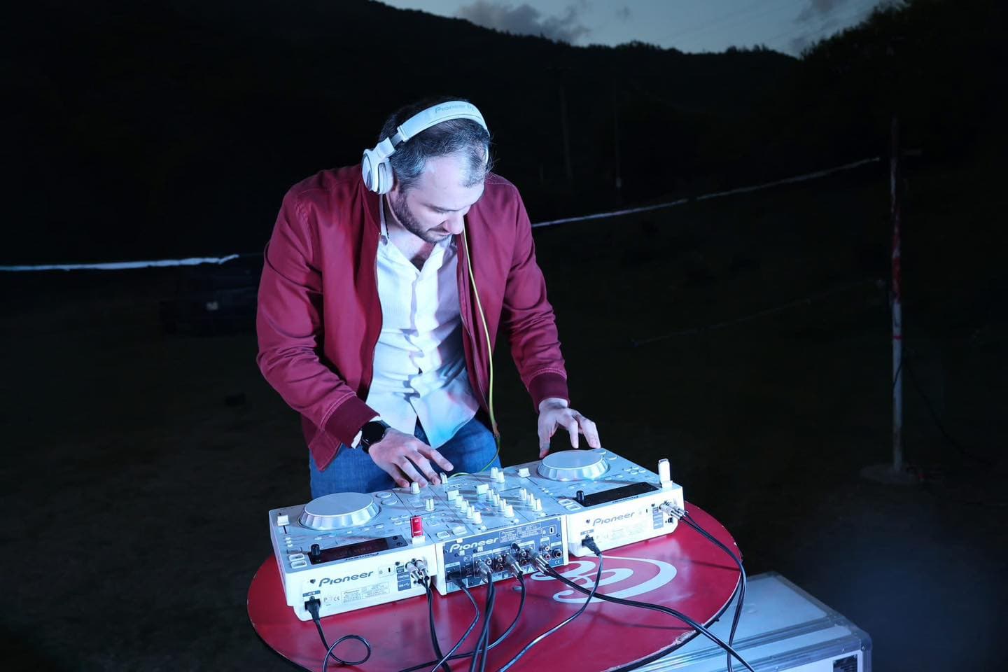 <p style="text-align: justify">ბორჯომის მუნიციპალიტეტის მიერ ორგანიზებული ახალგაზრდული ბანაკი ქართული ესტრადის მომღერლების კონცერტით დაიხურა.</p><p style="text-align: justify">მუნიციპალიტეტის მერიის ინფორმაციით, ბანაკის წევრებს ბორჯომის მუნიციპალიტეტის მერი ოთარ არბოლიშვილი შეხვდა. შეხვედრაზე მოზარდებმა მუნიციპალიტეტის მერისგან მოისმინეს ინფორმაცია ბორჯომის მერიის მიერ განხორციელებული და დაგეგმილი ახალგაზრდული პროგრამებისა და პროექტების შესახებ.</p><p style="text-align: justify">16-დან 20 წლამდე ახალგაზრდებმა მონაწილეობა მიიღეს სხვადასხვა სპორტულ აქტივობაში - ფრენბურთი, ზიპლაინი, მშვილდისრის სროლა, კედელზე ცოცვა, ჯომარდობა.</p><p style="text-align: justify">საღამოს კი ბანაკის მონაწილეების სადღესასწაულო განწყობაზე მომღერალმა ირაკლი ნოზაძემ, თიკა ჯამბურიამ და DJ ალექსანდრე ლორთქიფანიძემ იზრუნეს.</p><p style="text-align: justify"></p>