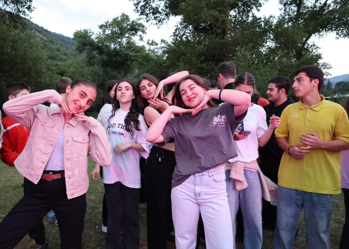 <p style="text-align: justify">ბორჯომის მუნიციპალიტეტის მიერ ორგანიზებული ახალგაზრდული ბანაკი ქართული ესტრადის მომღერლების კონცერტით დაიხურა.</p><p style="text-align: justify">მუნიციპალიტეტის მერიის ინფორმაციით, ბანაკის წევრებს ბორჯომის მუნიციპალიტეტის მერი ოთარ არბოლიშვილი შეხვდა. შეხვედრაზე მოზარდებმა მუნიციპალიტეტის მერისგან მოისმინეს ინფორმაცია ბორჯომის მერიის მიერ განხორციელებული და დაგეგმილი ახალგაზრდული პროგრამებისა და პროექტების შესახებ.</p><p style="text-align: justify">16-დან 20 წლამდე ახალგაზრდებმა მონაწილეობა მიიღეს სხვადასხვა სპორტულ აქტივობაში - ფრენბურთი, ზიპლაინი, მშვილდისრის სროლა, კედელზე ცოცვა, ჯომარდობა.</p><p style="text-align: justify">საღამოს კი ბანაკის მონაწილეების სადღესასწაულო განწყობაზე მომღერალმა ირაკლი ნოზაძემ, თიკა ჯამბურიამ და DJ ალექსანდრე ლორთქიფანიძემ იზრუნეს.</p><p style="text-align: justify"></p>