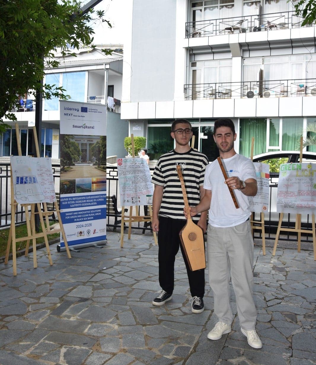 <p style="text-align: justify">საერთაშორისო პროექტის „სმარტი და ინოვაციური გადაწყვეტილებები შავი ზღვის ქვეყნებში მწვანე და სუფთა სასოფლო თემებისთვის – Smart4Rural“ ფარგლებში, 2025 წლის 21-25 ივლისს, ქალაქ წყალტუბოში „ეკოინოვაციების აკადემიის“ მონაწილეებმა სხვადასხვა საინტერესო და კრეატიული აქტივობები განახორციელეს. </p><p style="text-align: justify">კერძოდ, ეკოინოვაციური იდეების იდეათონი, სადაც ახალგაზრდების მიერ მრავალი საინტერესო პროექტი იქნა წარმოდგენილი.</p><p style="text-align: justify">აღსანიშნავია, რომ საუკეთესო იდეები რეკომენდებული იქნა დანერგვისათვის.</p><p style="text-align: justify">ეკოინოვაციების აკადემიის დასკვნითი ღონისძიება მიეძღვნა მონაწილეთა ქვეყნების ისტორიისა და კულტურული ტრადიციების გაცნობა-გაზიარებას, რომელიც ხალისიანად წარიმართა. </p><p style="text-align: justify">"ეკოინოვაციების აკადემია“ მიზნად ისახავდა ახალგაზრდებში ინოვაციური აზროვნების და პრაქტიკული უნარების განვითარების ხელშეწყობას, გარემოსდაცვითი ცნობიერების ამაღლებასა და სმარტიდეების მხარდაჭერას. </p>