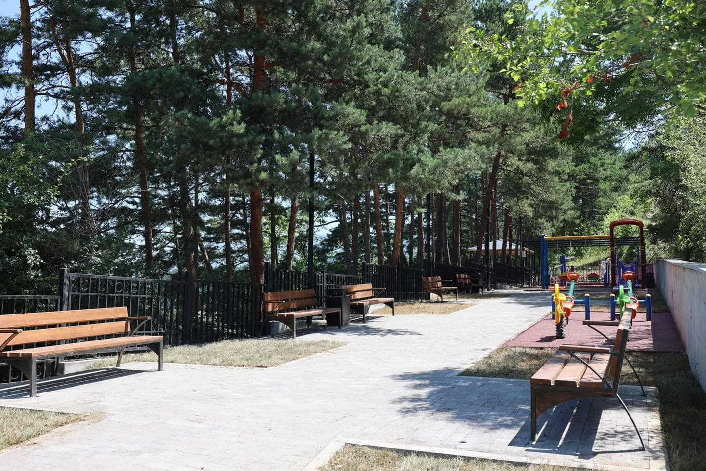 <p style="text-align: justify">ბორჯომის მუნიციპალიტეტი ქალაქში მოსასვენებელი და მწვანე სივრცეების მოწყობას განაგრძობს.</p><p style="text-align: justify">მუნიციპალიტეტის მერიის ინფორმაციით, გურამიშვილის ქუჩაზე დასრულდა სკვერის სარეაბილიტაციო სამუშაოები, სადაც ადგილობრივი მცხოვრებლები და დამსვენებლები განახლებული ინფრასტრუქტურით სარგებლობას შეძლებენ.</p><p style="text-align: justify">სამუშაოების ფარგლებში, მოეწყო ფანჩატური, სავარჯიშო ინფრასტრუქტურა და ბავშვთა გასართობი სივრცე.</p>