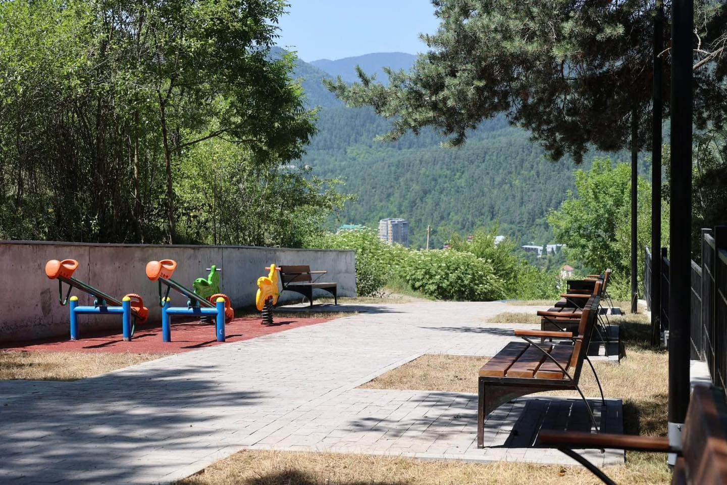 <p style="text-align: justify">ბორჯომის მუნიციპალიტეტი ქალაქში მოსასვენებელი და მწვანე სივრცეების მოწყობას განაგრძობს.</p><p style="text-align: justify">მუნიციპალიტეტის მერიის ინფორმაციით, გურამიშვილის ქუჩაზე დასრულდა სკვერის სარეაბილიტაციო სამუშაოები, სადაც ადგილობრივი მცხოვრებლები და დამსვენებლები განახლებული ინფრასტრუქტურით სარგებლობას შეძლებენ.</p><p style="text-align: justify">სამუშაოების ფარგლებში, მოეწყო ფანჩატური, სავარჯიშო ინფრასტრუქტურა და ბავშვთა გასართობი სივრცე.</p>