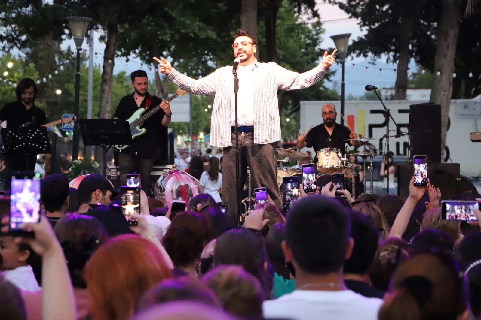 <p style="text-align: justify">თერჯოლაში კულტურის სამინისტროს მხარდაჭერით და დაფინანსებით, მერიის მიმდებარედ, ანრი ჯოხაძის სოლო კონცერტი გაიმართა.</p><p style="text-align: justify">მუნიციპალიტეტის მერიის ინფორმაციით, კონცერტზე ქართული ესტრადის ვარსკვლავის ცნობილი სიმღერები შესრულდა, რამაც თერჯოლელი მსმენელის დიდი მოწონება დაიმსახურა. </p><p style="text-align: justify">კონცერტი გიორგი გასვიანს მიჰყავდა და მასში ასევე მონაწილეობდნენ მუსიკალური შემსრულებლები: ნინი ბადურაშვილი, ქრისტინე იმედაძე, მაგდალენა ჯოხაძე, ასევე, ანრის ბენდი.</p>