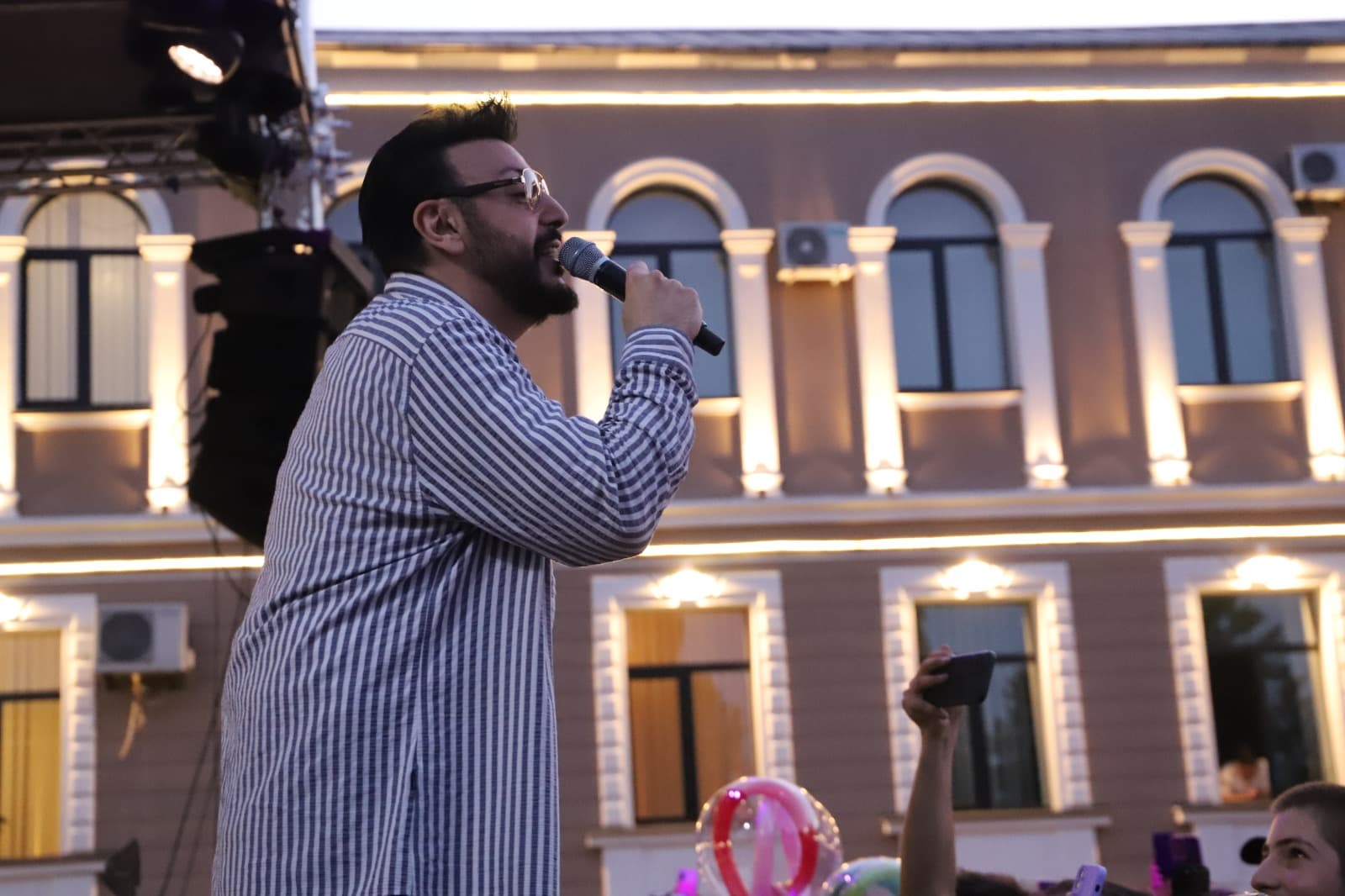 <p style="text-align: justify">თერჯოლაში კულტურის სამინისტროს მხარდაჭერით და დაფინანსებით, მერიის მიმდებარედ, ანრი ჯოხაძის სოლო კონცერტი გაიმართა.</p><p style="text-align: justify">მუნიციპალიტეტის მერიის ინფორმაციით, კონცერტზე ქართული ესტრადის ვარსკვლავის ცნობილი სიმღერები შესრულდა, რამაც თერჯოლელი მსმენელის დიდი მოწონება დაიმსახურა. </p><p style="text-align: justify">კონცერტი გიორგი გასვიანს მიჰყავდა და მასში ასევე მონაწილეობდნენ მუსიკალური შემსრულებლები: ნინი ბადურაშვილი, ქრისტინე იმედაძე, მაგდალენა ჯოხაძე, ასევე, ანრის ბენდი.</p>