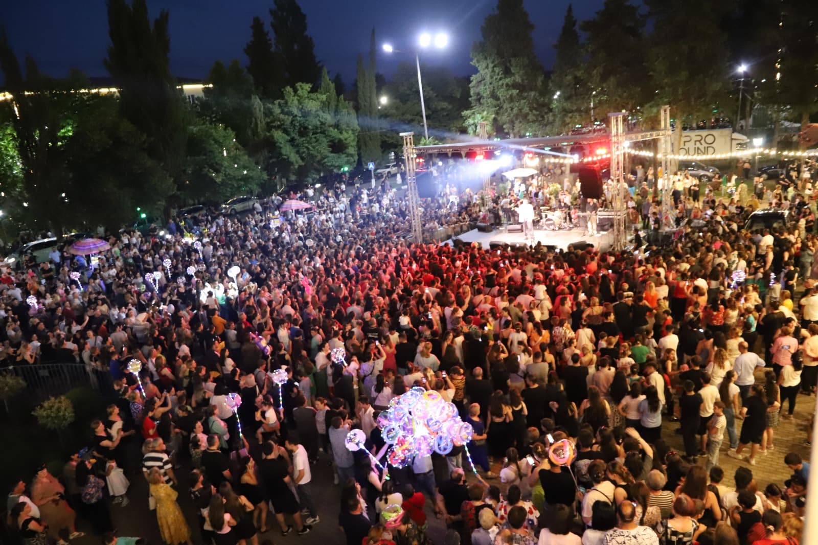 <p style="text-align: justify">თერჯოლაში კულტურის სამინისტროს მხარდაჭერით და დაფინანსებით, მერიის მიმდებარედ, ანრი ჯოხაძის სოლო კონცერტი გაიმართა.</p><p style="text-align: justify">მუნიციპალიტეტის მერიის ინფორმაციით, კონცერტზე ქართული ესტრადის ვარსკვლავის ცნობილი სიმღერები შესრულდა, რამაც თერჯოლელი მსმენელის დიდი მოწონება დაიმსახურა. </p><p style="text-align: justify">კონცერტი გიორგი გასვიანს მიჰყავდა და მასში ასევე მონაწილეობდნენ მუსიკალური შემსრულებლები: ნინი ბადურაშვილი, ქრისტინე იმედაძე, მაგდალენა ჯოხაძე, ასევე, ანრის ბენდი.</p>