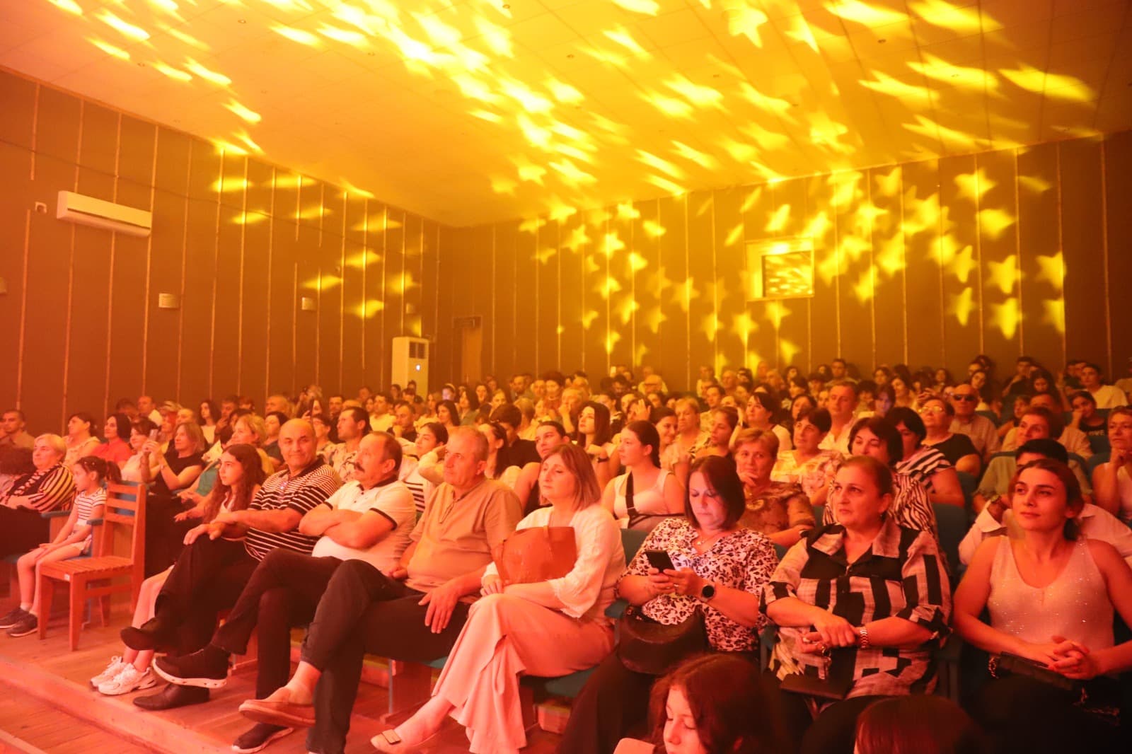 <p style="text-align: justify">27 აგვისტოს, თერჯოლაში, "მუსიკალური ზაფხული 2025“-ის კონცერტების სერიის ფარგლებში კიდევ ერთი ღონისძიება მოეწყო.</p><p style="text-align: justify">მასში მონაწილეობდნენ მუსიკალური შემსრულებლები: დათუნა სირბილაძე,ელენე ფოჩხუა, ნინუცა ბედიაშვილი, მერაბ ვარდოსანიძე და სოფო პაპუაშვილი. საღამო ნიკოლოზ წულუკიძეს მიჰყავდა.</p><p style="text-align: justify">ღონისძიებას, რომელიც თერჯოლის კულტურის სახლის დარბაზში ჩატარდა, ადგილობრივებთან ერთად, მუნიციპალიტეტის მერი მანუჩარ რობაქიძე დაესწრო.</p><p style="text-align: justify">კონცერტი საქართველოს კულტურის სამინისტროს მხარდაჭერით ჩატარდა.</p>