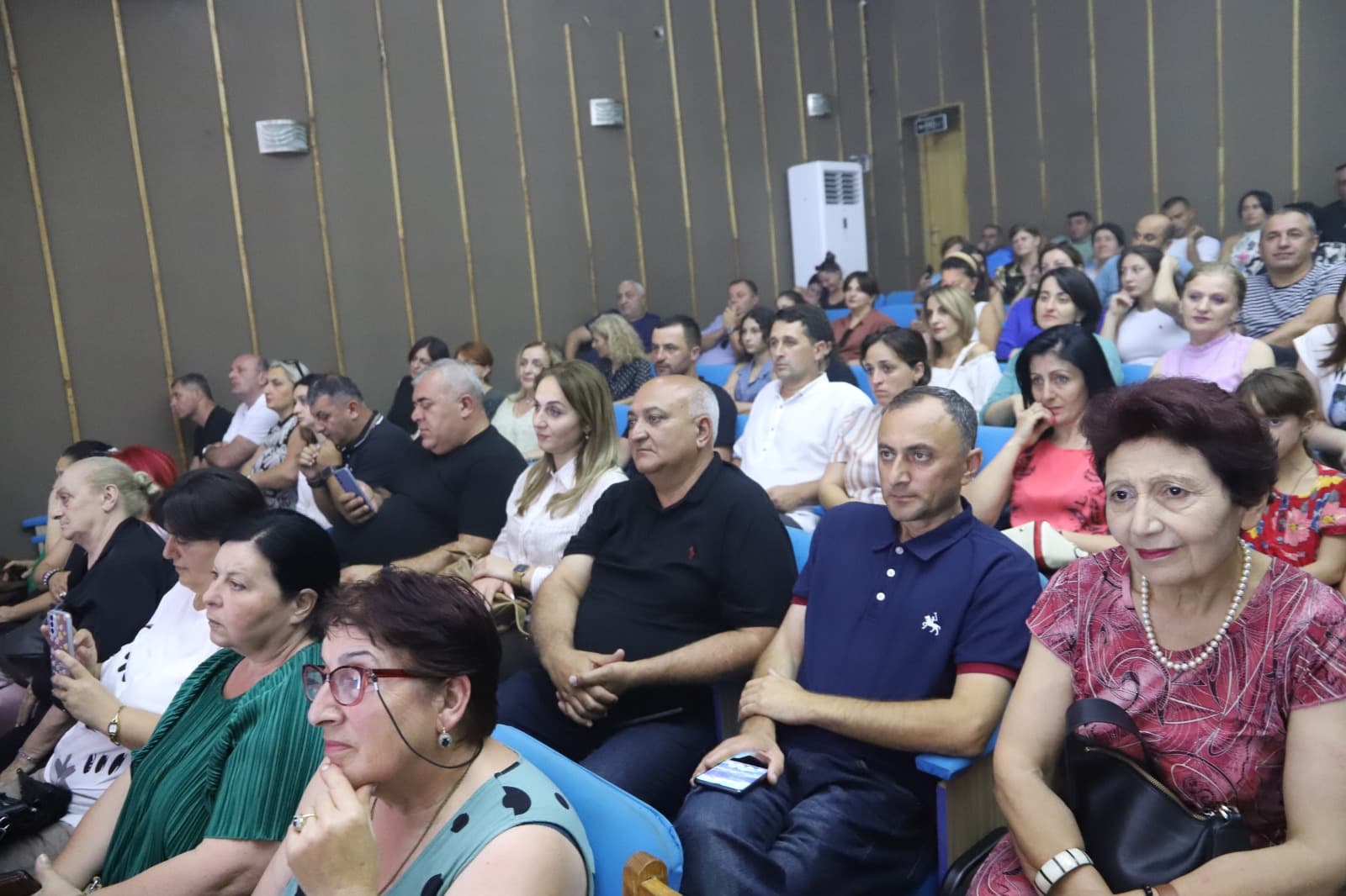 <p style="text-align: justify">27 აგვისტოს, თერჯოლაში, "მუსიკალური ზაფხული 2025“-ის კონცერტების სერიის ფარგლებში კიდევ ერთი ღონისძიება მოეწყო.</p><p style="text-align: justify">მასში მონაწილეობდნენ მუსიკალური შემსრულებლები: დათუნა სირბილაძე,ელენე ფოჩხუა, ნინუცა ბედიაშვილი, მერაბ ვარდოსანიძე და სოფო პაპუაშვილი. საღამო ნიკოლოზ წულუკიძეს მიჰყავდა.</p><p style="text-align: justify">ღონისძიებას, რომელიც თერჯოლის კულტურის სახლის დარბაზში ჩატარდა, ადგილობრივებთან ერთად, მუნიციპალიტეტის მერი მანუჩარ რობაქიძე დაესწრო.</p><p style="text-align: justify">კონცერტი საქართველოს კულტურის სამინისტროს მხარდაჭერით ჩატარდა.</p>