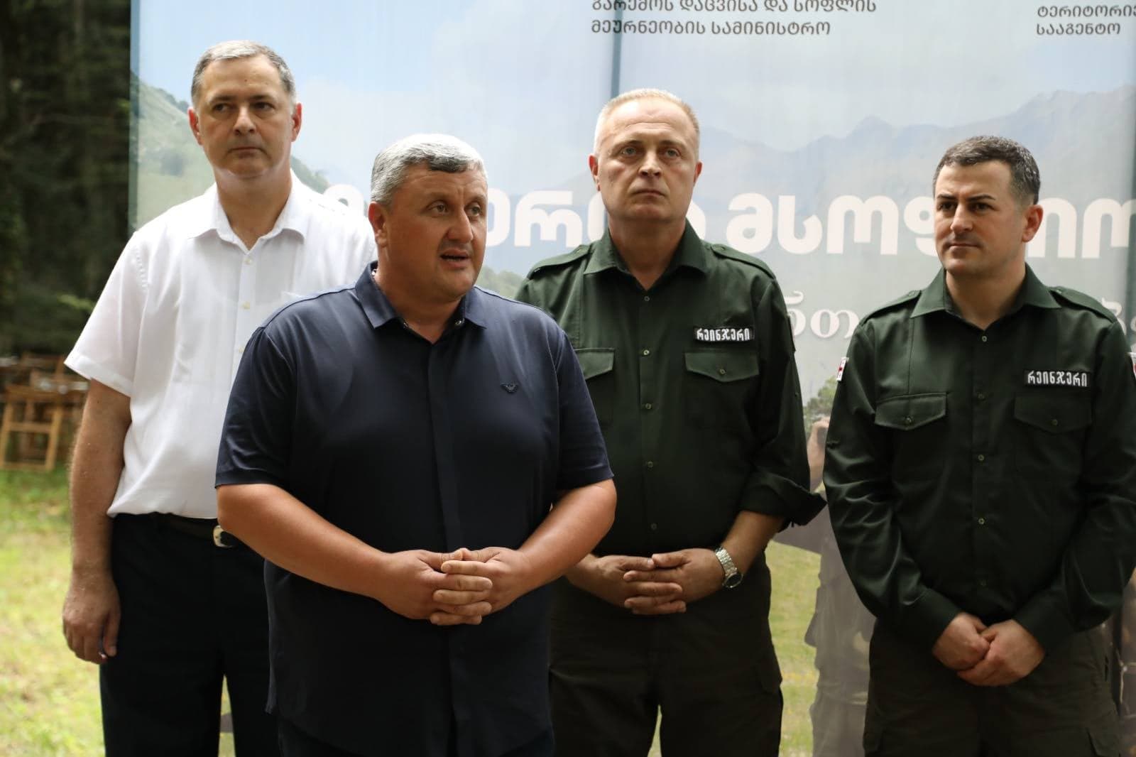 <p style="text-align: justify">ღონისძიებაში იმერეთის მღვიმეების დაცული ტერიტორიების, კვერეთის აღკვეთილის, მარტვილისა და ოკაცეს ბუნების ძეგლების, აჯამეთის აღკვეთილისა და რაჭის ეროვნული პარკის ადმინისტრაციის თანამშრომლები მონაწილეობდნენ. </p><p style="text-align: justify">რეინჯერებს პროფესიული დღე მიულოცეს იმერეთის მღვიმეების დაცული ტერიტორიების ადმინისტრაციის დირექტორმა ჯუმბერ ლელაძემ, დაცული ტერიტორიების სააგენტოს თავმჯდომარის მოადგილემ დავით იოსებაშვილმა, იმერეთში სახელმწიფო რწმუნებულის ადგილობრივი თვითმმართველობის ორგანოებთან ურთიერთობის სამსახურის უფროსმა დავით გორდელაძემ, წყალტუბოს მერის პირველმა მოადგილემ გრიგოლ ყურაშვილმა, საკრებულოს თავმჯდომარის პირველმა მოადგილემ კობა გურეშიძემ და მოადგილემ სერგო კირკიტაძემ.</p><p style="text-align: justify">ღონისძიების ფარგლებში დაჯილდოვდა 24 რეინჯერი, ასევე, წარმოდგენილი იყო რეინჯერების სპეციალური აღჭურვილობა და გამოფენილი იყო ფოტონამუშევრები, რომლებიც რეინჯერთა საქმიანობასა და გარემოს დაცვის მნიშვნელობას ასახავდა.</p><p style="text-align: justify">ღონისძიების მიზანი იყო რეინჯერთა ღვაწლის დაფასება და საზოგადოების ინფორმირება მათი საქმიანობის მნიშვნელობის შესახებ.</p>