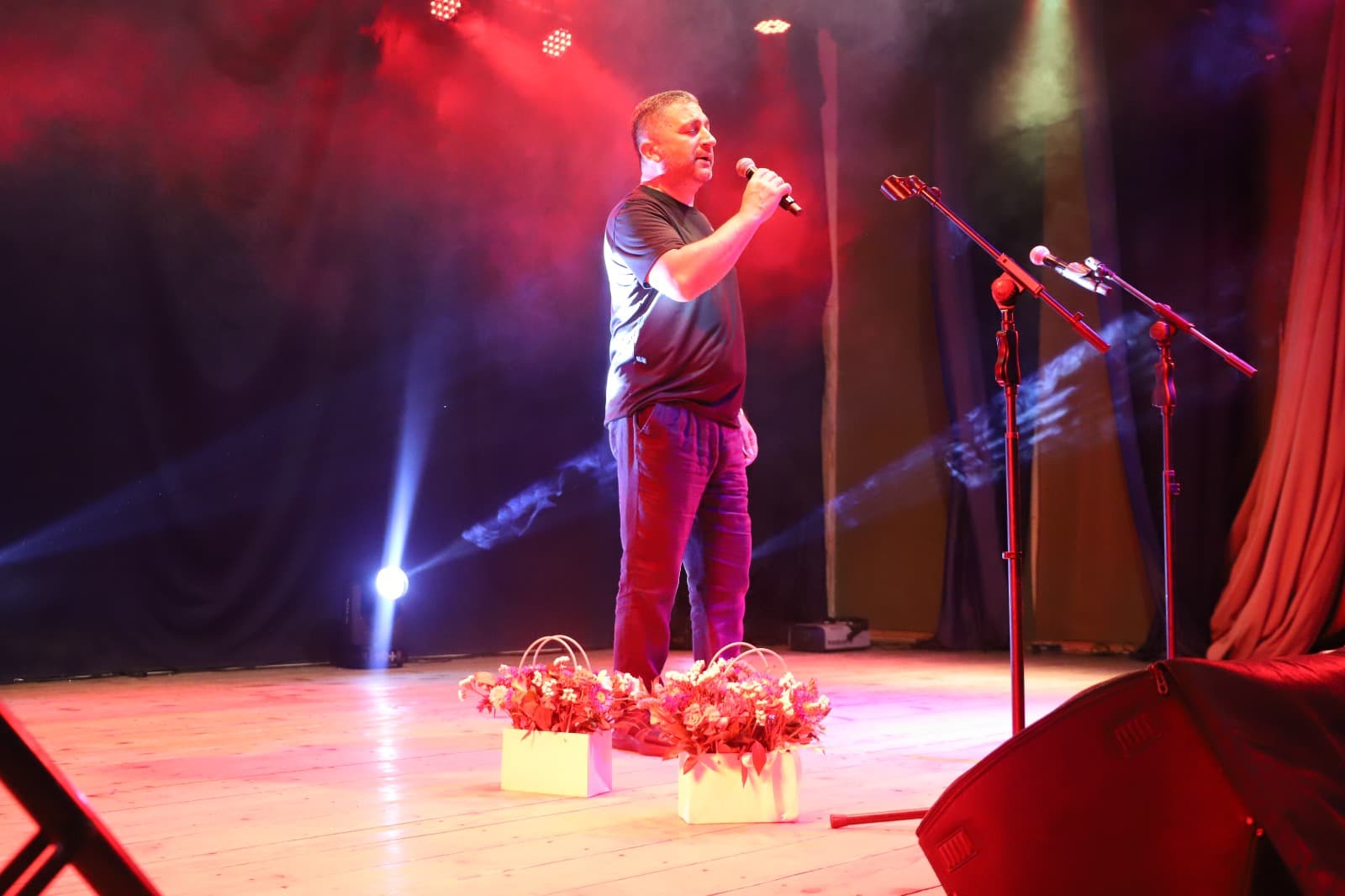 <p style="text-align: justify">27 აგვისტოს, თერჯოლაში, "მუსიკალური ზაფხული 2025“-ის კონცერტების სერიის ფარგლებში კიდევ ერთი ღონისძიება მოეწყო.</p><p style="text-align: justify">მასში მონაწილეობდნენ მუსიკალური შემსრულებლები: დათუნა სირბილაძე,ელენე ფოჩხუა, ნინუცა ბედიაშვილი, მერაბ ვარდოსანიძე და სოფო პაპუაშვილი. საღამო ნიკოლოზ წულუკიძეს მიჰყავდა.</p><p style="text-align: justify">ღონისძიებას, რომელიც თერჯოლის კულტურის სახლის დარბაზში ჩატარდა, ადგილობრივებთან ერთად, მუნიციპალიტეტის მერი მანუჩარ რობაქიძე დაესწრო.</p><p style="text-align: justify">კონცერტი საქართველოს კულტურის სამინისტროს მხარდაჭერით ჩატარდა.</p>