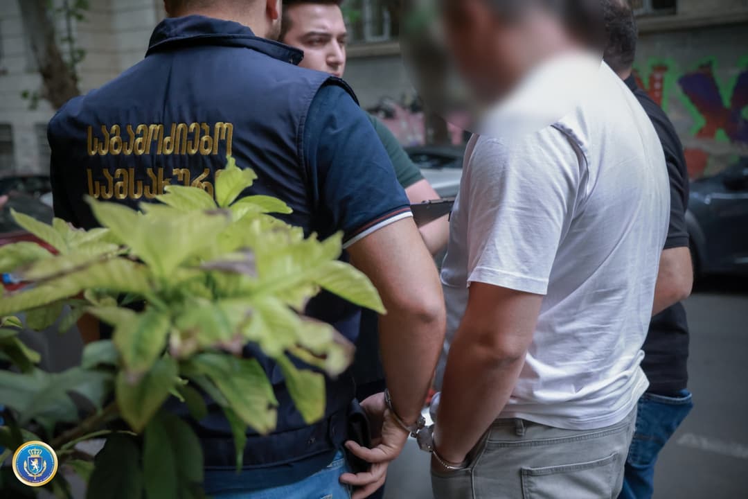 დიდი ოდენობით, მოტყუებით, ქონებრივი დაზიანების ფაქტზე ორგანიზებული ჯგუფის სამი წევრი დააკავეს