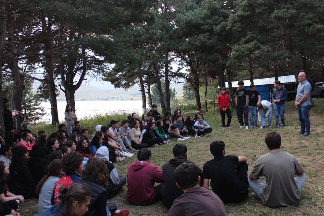 ბორჯომის მუნიციპალიტეტის მერი ტაბაწყურში ახალგაზრდული ბანაკის მონაწილეებს შეხვდა