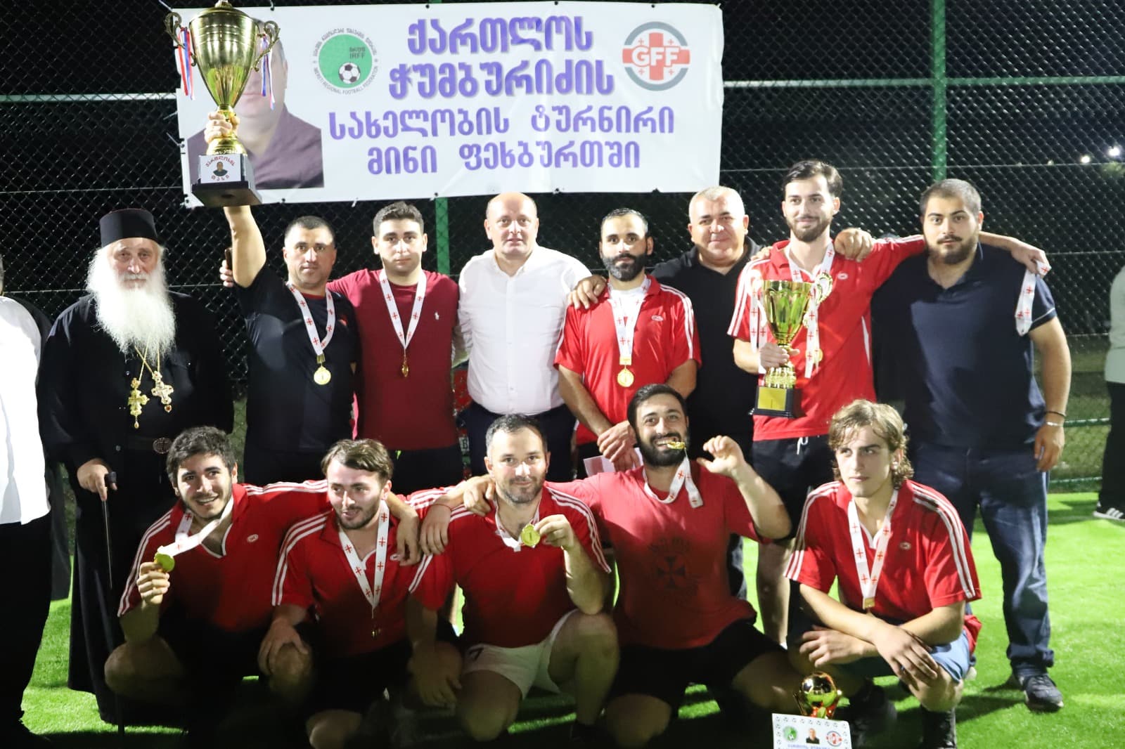 <p style="text-align: justify">სოფელ სათემოში, ახლად გახსნილ მინი მოედანზე, მინი ფეხბურთში ქართლოს ჭუმბურიძის სახელობის მე-11 ტრადიციული ტურნირის ფინალი გაიმართა. თასის დასაუფლებლად წელს 10 გუნდი იბრძოდა. გამარჯვება კი ზედა სიმონეთის გუნდმა მოიპოვა, მეორე და მესამე ადგილებზე, სოფელ ნახშირღელეს და სათემოს გუნდები გავიდნენ.</p><p style="text-align: justify">გამარჯვებულ გუნდებს თასები, მედლები და სიგელები მუნიციპალიტეტის მერმა მანუჩარ რობაქიძემ და ირფფ-ის პრეზიდენტმა დავით რუხაძემ გადასცეს. ფედერაციის და ადგილობრივი თვითმმართველობის წარმომადგენლებმა, ასევე ქართლოს ჭუმბურიძის ოჯახის წევრებმა, ტურნირის 9 სხვადასხვა ნომინაციაში გამარჯვებულებიც დააჯილდოვეს.</p><p style="text-align: justify">სპორტული ღონისძიება ირფფ-ის ორგანიზებით და მუნიციპალიტეტის ადგილობრივი თვითმმართველობის ხელშეწყობით ჩატარდა.</p>