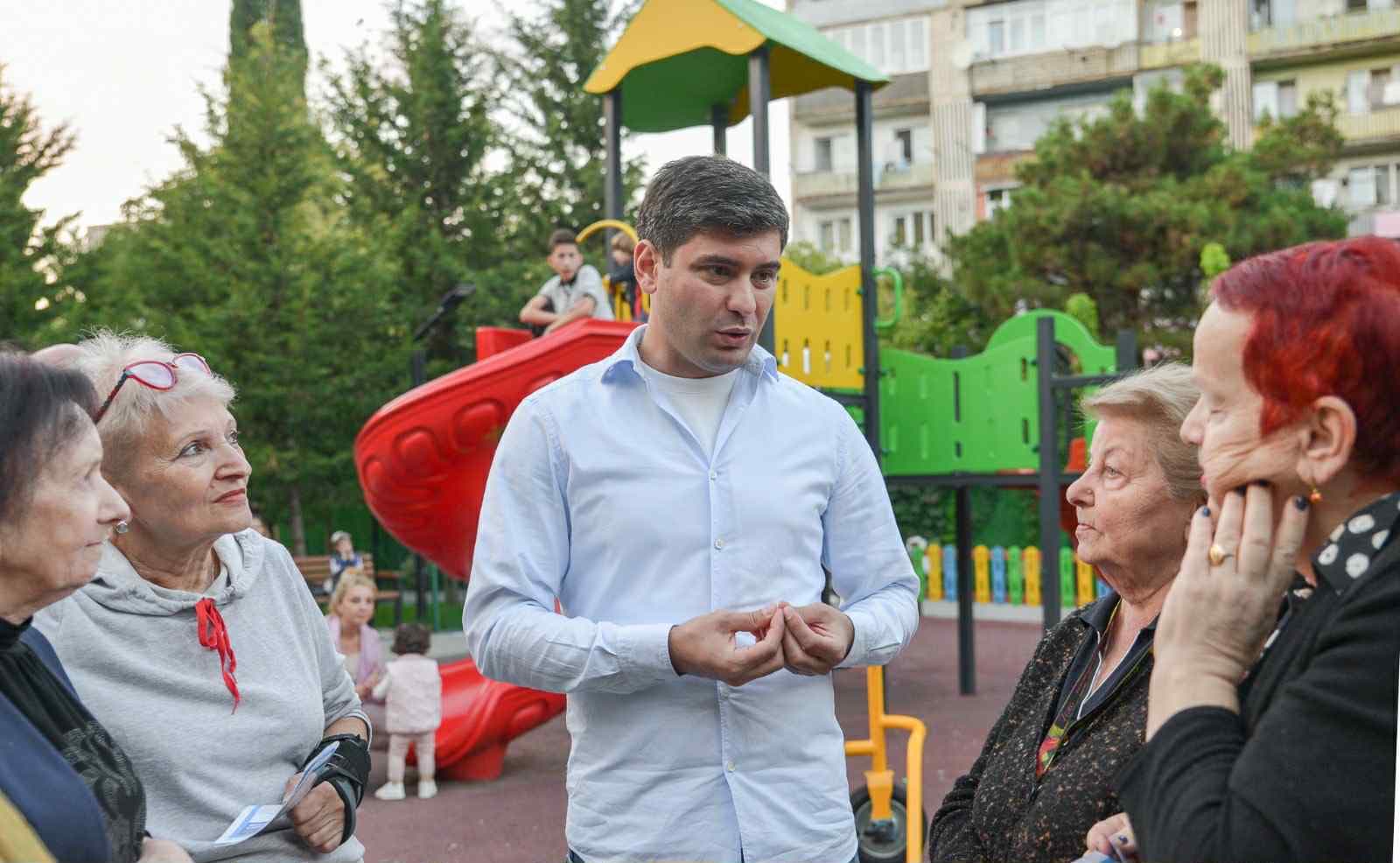 <p style="text-align: justify">ნაძალადევის რაიონის მაჟორიტარობის კანდიდატი “ქართული ოცნებიდან”, ირაკლი ბენდელიანი ამჯერად ზღვისუბნის მე-11 მრ, მე-2 კვ, N29 კორპუსის მცხოვრებლებს სკვერში შეხვდა, რომელიც გასულ წელს სრულად რეაბილიტირდა.</p><p style="text-align: justify">მაჟორიტარობის კანდიდატს ძალიან დადებითი და პოზიტიური შეხვედრა ჰქონდა. ამომრჩეველს მოლოდინი აქვს, რომ კიდევ ბევრი პროექტი განხორციელდება ზღვისუბანში.</p><p style="text-align: justify">ბენდელიანის თქმით, “მიუხედავად შესრულებული სამუშაოებისა, გამოწვევები კვლავ რჩება, რისთვისაც ჩვენ ერთად ვიმუშავებთ და ეტაპობრივად აღმოვფხვრით ყველა ამ პრობლემას”.</p><p style="text-align: justify">მას ასევე სჯერა, რომ მომავალი წლები კიდევ უფრო ეფექტიანი და ნაყოფიერი იქნება ჩვენი უბნისთვის და ზოგადად დედაქალაქისთვის.</p>