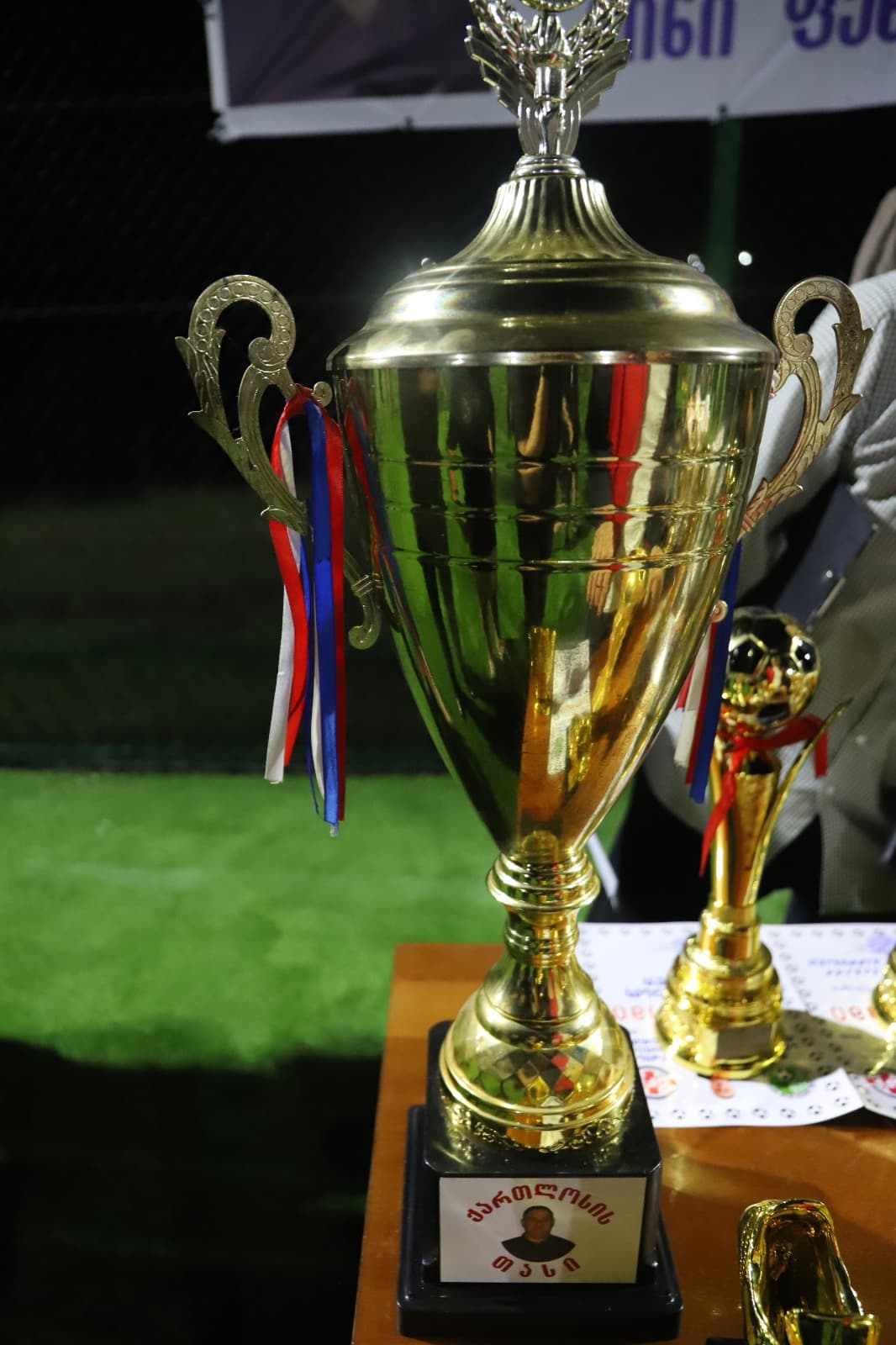 <p style="text-align: justify">სოფელ სათემოში, ახლად გახსნილ მინი მოედანზე, მინი ფეხბურთში ქართლოს ჭუმბურიძის სახელობის მე-11 ტრადიციული ტურნირის ფინალი გაიმართა. თასის დასაუფლებლად წელს 10 გუნდი იბრძოდა. გამარჯვება კი ზედა სიმონეთის გუნდმა მოიპოვა, მეორე და მესამე ადგილებზე, სოფელ ნახშირღელეს და სათემოს გუნდები გავიდნენ.</p><p style="text-align: justify">გამარჯვებულ გუნდებს თასები, მედლები და სიგელები მუნიციპალიტეტის მერმა მანუჩარ რობაქიძემ და ირფფ-ის პრეზიდენტმა დავით რუხაძემ გადასცეს. ფედერაციის და ადგილობრივი თვითმმართველობის წარმომადგენლებმა, ასევე ქართლოს ჭუმბურიძის ოჯახის წევრებმა, ტურნირის 9 სხვადასხვა ნომინაციაში გამარჯვებულებიც დააჯილდოვეს.</p><p style="text-align: justify">სპორტული ღონისძიება ირფფ-ის ორგანიზებით და მუნიციპალიტეტის ადგილობრივი თვითმმართველობის ხელშეწყობით ჩატარდა.</p>