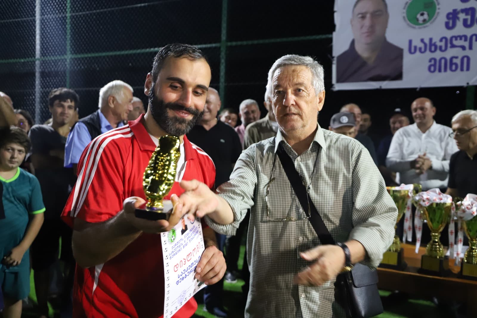 <p style="text-align: justify">სოფელ სათემოში, ახლად გახსნილ მინი მოედანზე, მინი ფეხბურთში ქართლოს ჭუმბურიძის სახელობის მე-11 ტრადიციული ტურნირის ფინალი გაიმართა. თასის დასაუფლებლად წელს 10 გუნდი იბრძოდა. გამარჯვება კი ზედა სიმონეთის გუნდმა მოიპოვა, მეორე და მესამე ადგილებზე, სოფელ ნახშირღელეს და სათემოს გუნდები გავიდნენ.</p><p style="text-align: justify">გამარჯვებულ გუნდებს თასები, მედლები და სიგელები მუნიციპალიტეტის მერმა მანუჩარ რობაქიძემ და ირფფ-ის პრეზიდენტმა დავით რუხაძემ გადასცეს. ფედერაციის და ადგილობრივი თვითმმართველობის წარმომადგენლებმა, ასევე ქართლოს ჭუმბურიძის ოჯახის წევრებმა, ტურნირის 9 სხვადასხვა ნომინაციაში გამარჯვებულებიც დააჯილდოვეს.</p><p style="text-align: justify">სპორტული ღონისძიება ირფფ-ის ორგანიზებით და მუნიციპალიტეტის ადგილობრივი თვითმმართველობის ხელშეწყობით ჩატარდა.</p>