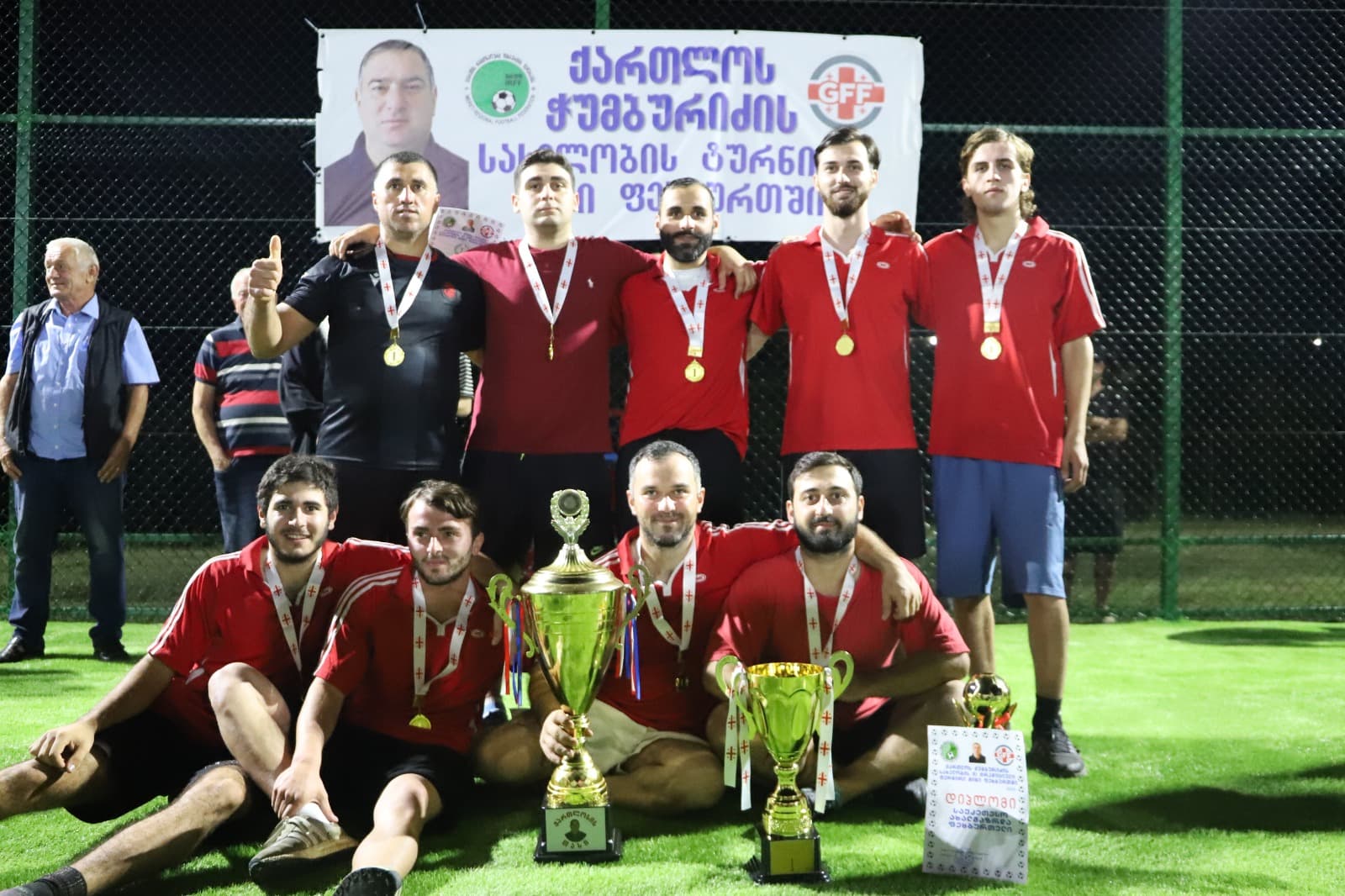 <p style="text-align: justify">სოფელ სათემოში, ახლად გახსნილ მინი მოედანზე, მინი ფეხბურთში ქართლოს ჭუმბურიძის სახელობის მე-11 ტრადიციული ტურნირის ფინალი გაიმართა. თასის დასაუფლებლად წელს 10 გუნდი იბრძოდა. გამარჯვება კი ზედა სიმონეთის გუნდმა მოიპოვა, მეორე და მესამე ადგილებზე, სოფელ ნახშირღელეს და სათემოს გუნდები გავიდნენ.</p><p style="text-align: justify">გამარჯვებულ გუნდებს თასები, მედლები და სიგელები მუნიციპალიტეტის მერმა მანუჩარ რობაქიძემ და ირფფ-ის პრეზიდენტმა დავით რუხაძემ გადასცეს. ფედერაციის და ადგილობრივი თვითმმართველობის წარმომადგენლებმა, ასევე ქართლოს ჭუმბურიძის ოჯახის წევრებმა, ტურნირის 9 სხვადასხვა ნომინაციაში გამარჯვებულებიც დააჯილდოვეს.</p><p style="text-align: justify">სპორტული ღონისძიება ირფფ-ის ორგანიზებით და მუნიციპალიტეტის ადგილობრივი თვითმმართველობის ხელშეწყობით ჩატარდა.</p>