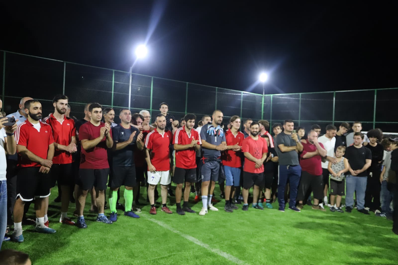 <p style="text-align: justify">სოფელ სათემოში, ახლად გახსნილ მინი მოედანზე, მინი ფეხბურთში ქართლოს ჭუმბურიძის სახელობის მე-11 ტრადიციული ტურნირის ფინალი გაიმართა. თასის დასაუფლებლად წელს 10 გუნდი იბრძოდა. გამარჯვება კი ზედა სიმონეთის გუნდმა მოიპოვა, მეორე და მესამე ადგილებზე, სოფელ ნახშირღელეს და სათემოს გუნდები გავიდნენ.</p><p style="text-align: justify">გამარჯვებულ გუნდებს თასები, მედლები და სიგელები მუნიციპალიტეტის მერმა მანუჩარ რობაქიძემ და ირფფ-ის პრეზიდენტმა დავით რუხაძემ გადასცეს. ფედერაციის და ადგილობრივი თვითმმართველობის წარმომადგენლებმა, ასევე ქართლოს ჭუმბურიძის ოჯახის წევრებმა, ტურნირის 9 სხვადასხვა ნომინაციაში გამარჯვებულებიც დააჯილდოვეს.</p><p style="text-align: justify">სპორტული ღონისძიება ირფფ-ის ორგანიზებით და მუნიციპალიტეტის ადგილობრივი თვითმმართველობის ხელშეწყობით ჩატარდა.</p>