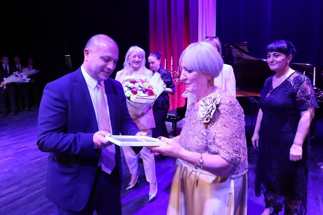 გივი მიქანაძემ ქუთაისის ღვაწლმოსილი პედაგოგები დააჯილდოვა