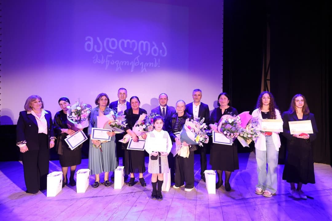 გივი მიქანაძემ რაჭაში ღვაწლმოსილი მასწავლებლები დააჯილდოვა