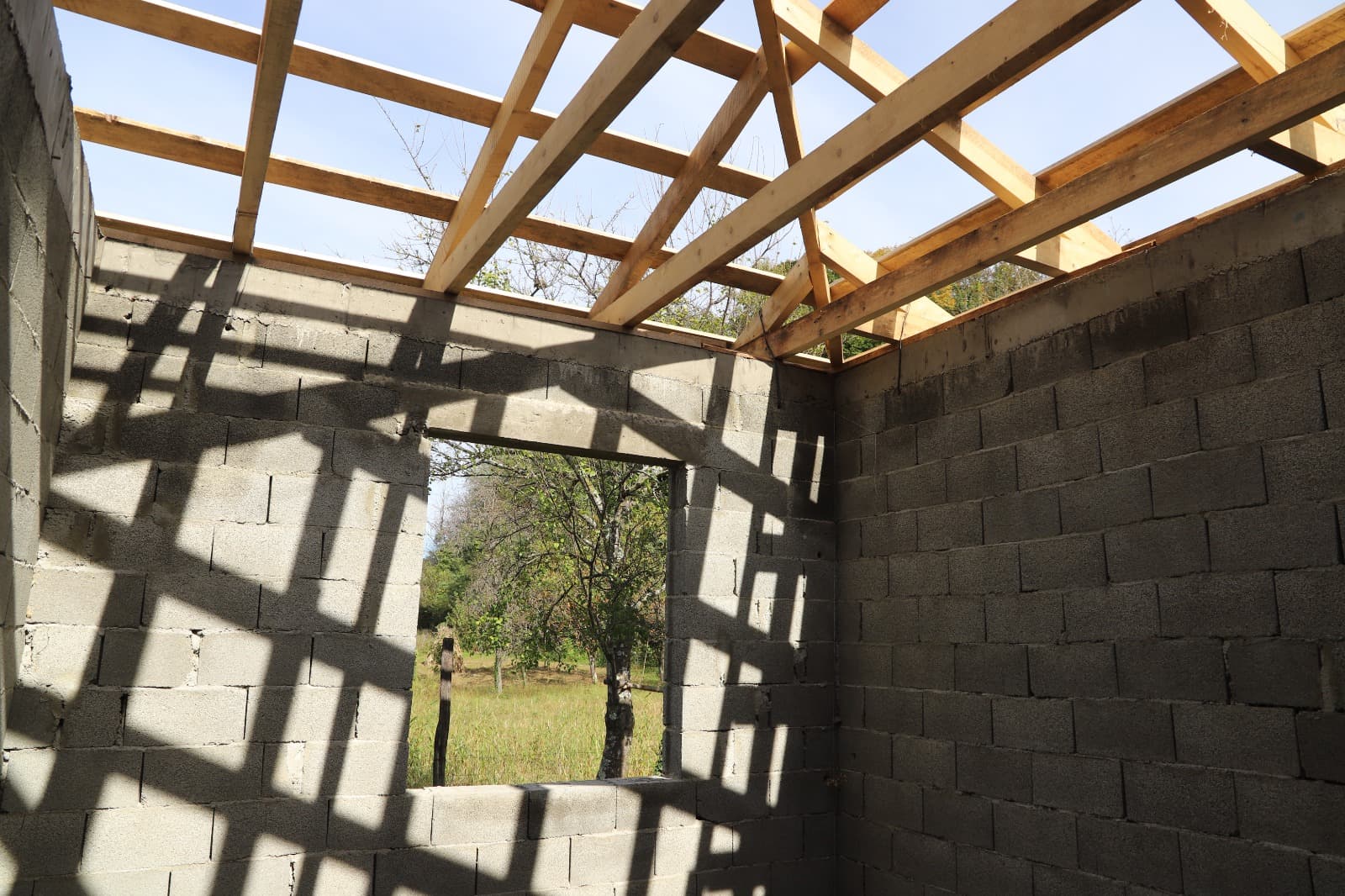 <p style="text-align: justify">თერჯოლის მუნიციპალიტეტის მერი მანუჩარ რობაქიძე, იმერეთში სახელმწიფო რწმუნებულთან ლევან ზალკალიანთან და საკრებულოს თავმჯდომარე გიორგი ბარათაშვილთან ერთად, სოციალურად დაუცველი ოჯახებისთვის საცხოვრებელი სახლების მშენებლობის პროცესს გაეცნო.</p><p style="text-align: justify">ახალი საცხოვრებელი სახლი მუნიციპალიტეტში მცხოვრებ 9 უსახლკარო, სოციალურად დაუცველ ოჯახს გადაეცემა. </p><p style="text-align: justify">მუნიციპალიტეტის მერიის ინფორმაციით, სოციალურად დაუცველი ოჯახების დახმარებისა და გაძლიერების მიზნით, აღნიშნული პროგრამის ფარგლებში ადგილობრივი ბიუჯეტიდან 400 000 ლარია გამოყოფილი.</p><p style="text-align: justify">სოციალური პროგრამა, რომელიც თერჯოლის მუნიციპალიტეტში 2019 წლიდან ხორციელდება, ითვალისწინებს ინდივიდუალური სახლების მშენებლობას, ან შეძენას მძიმე საყოფაცხოვრებო პირობების მქონე სოციალურად დაუცველი პირებისთვის, რომელთა სახლები დაზიანების მასშტაბის გამო დემონტაჟს ექვემდებარება.</p><p style="text-align: justify">პროგრამის ფარგლებში ახალი საცხოვრებელი სახლი უკვე 50 ოჯახს გადაეცა.</p>